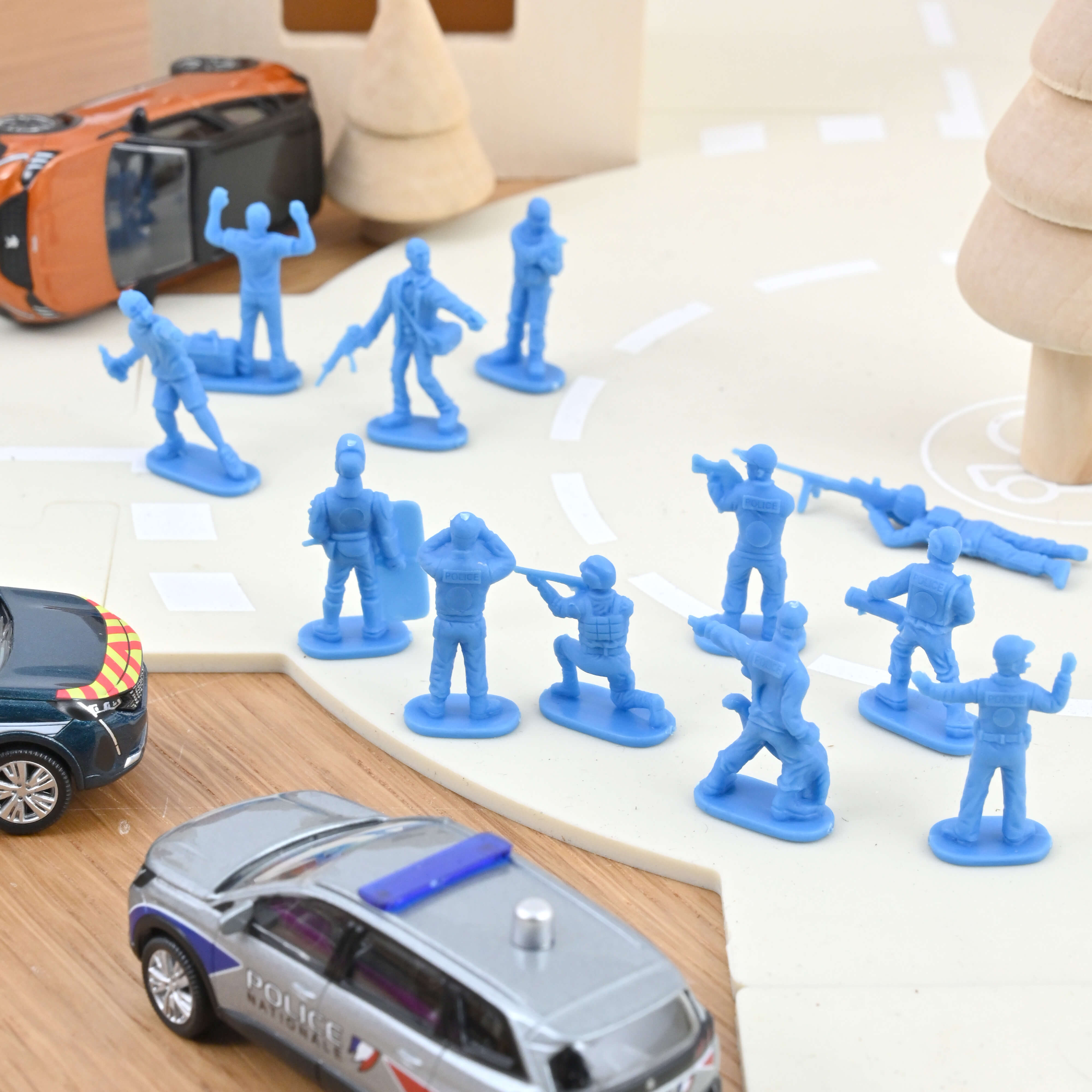 norev-figurines-police-et-ville-1-64-set-36-pezzi image 2