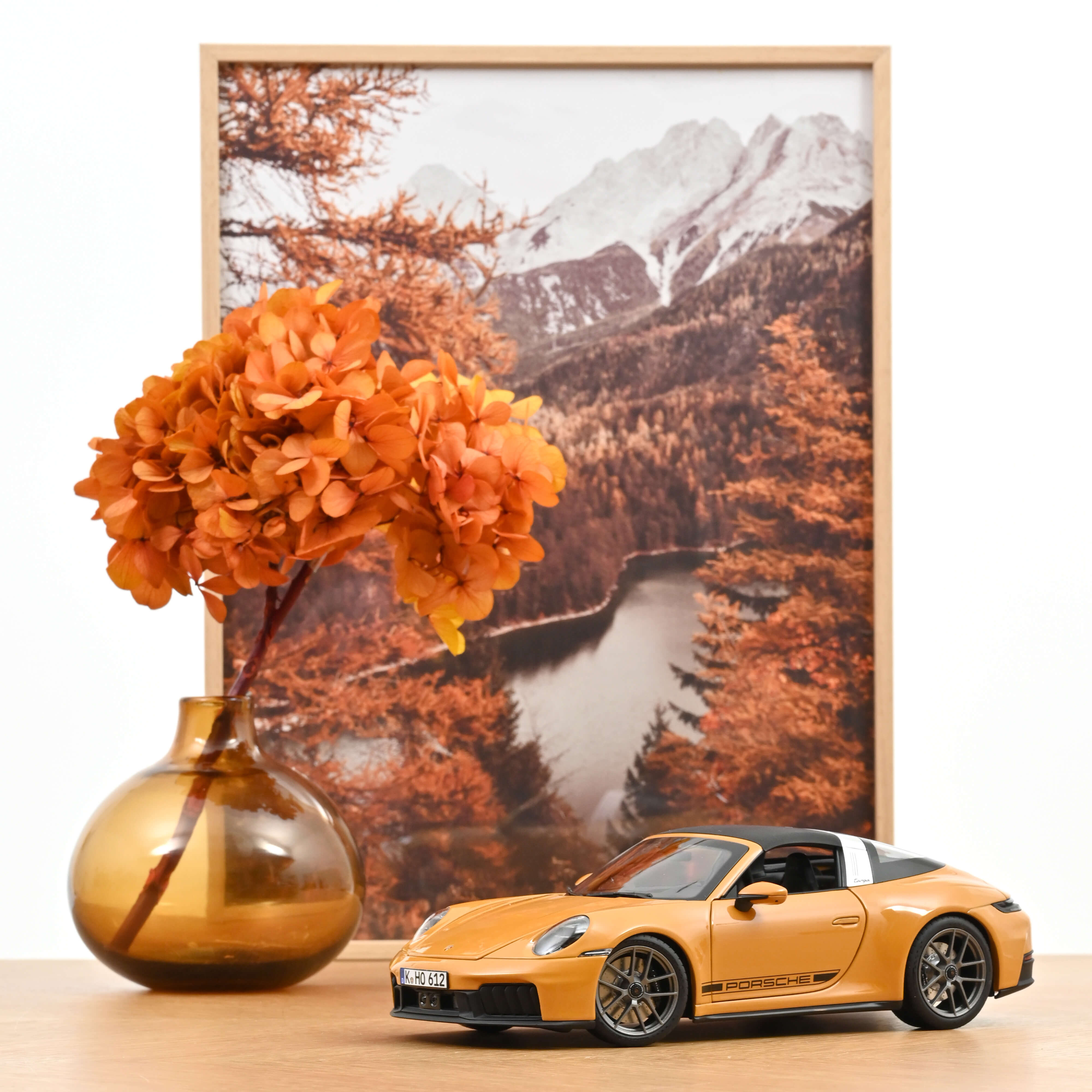 norev-porsche-911-targa-4-gts-992-2-1-18-modellino-giallo-bahama image 2