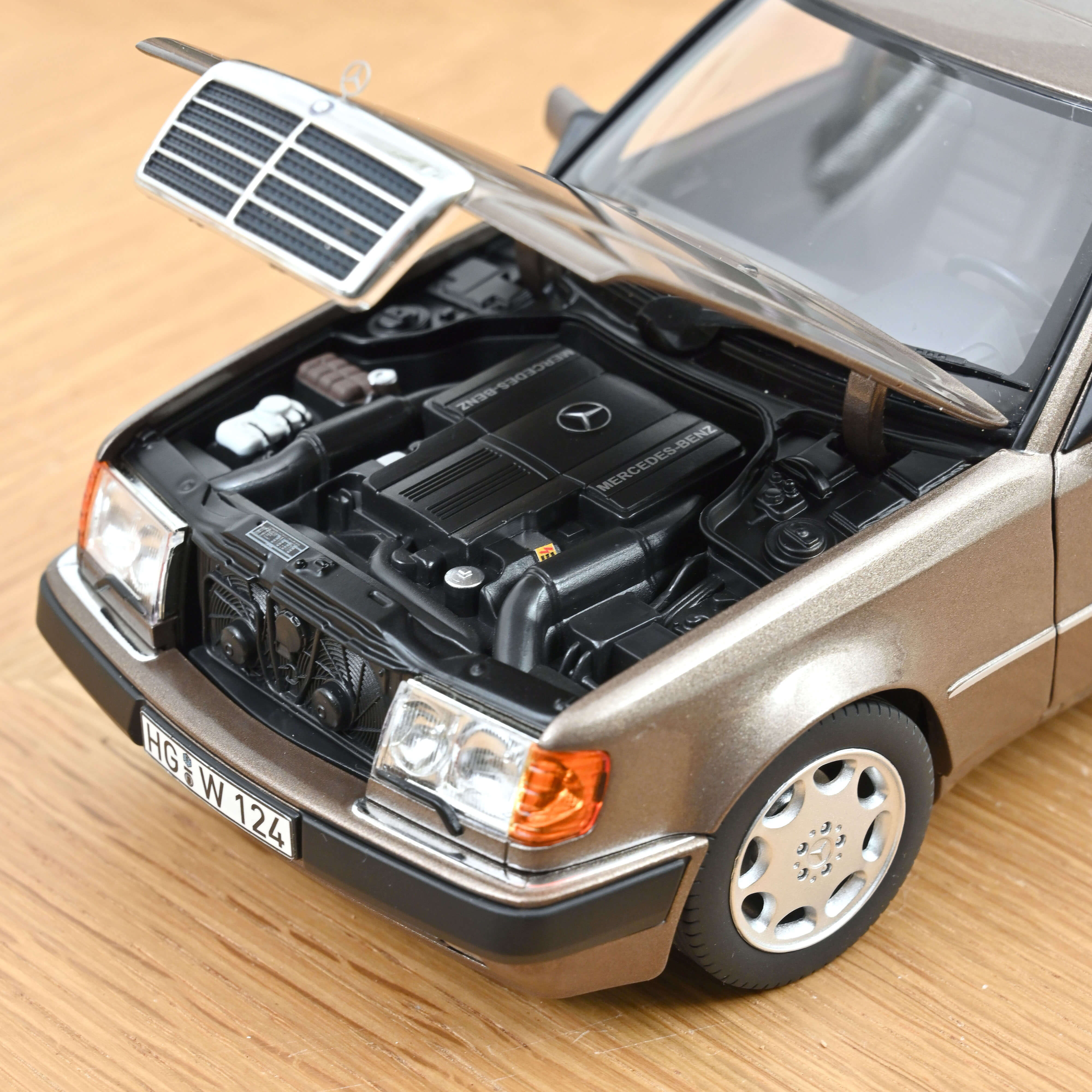 norev-mercedes-benz-500-e-1990-grigio-impala-metallizzato-1-18-modellino image 4