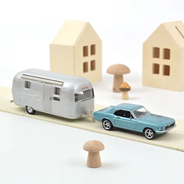 norev-ford-mustang-1968-blue-metallic-con-airstream-caravan-jet-car-1-43 image 1