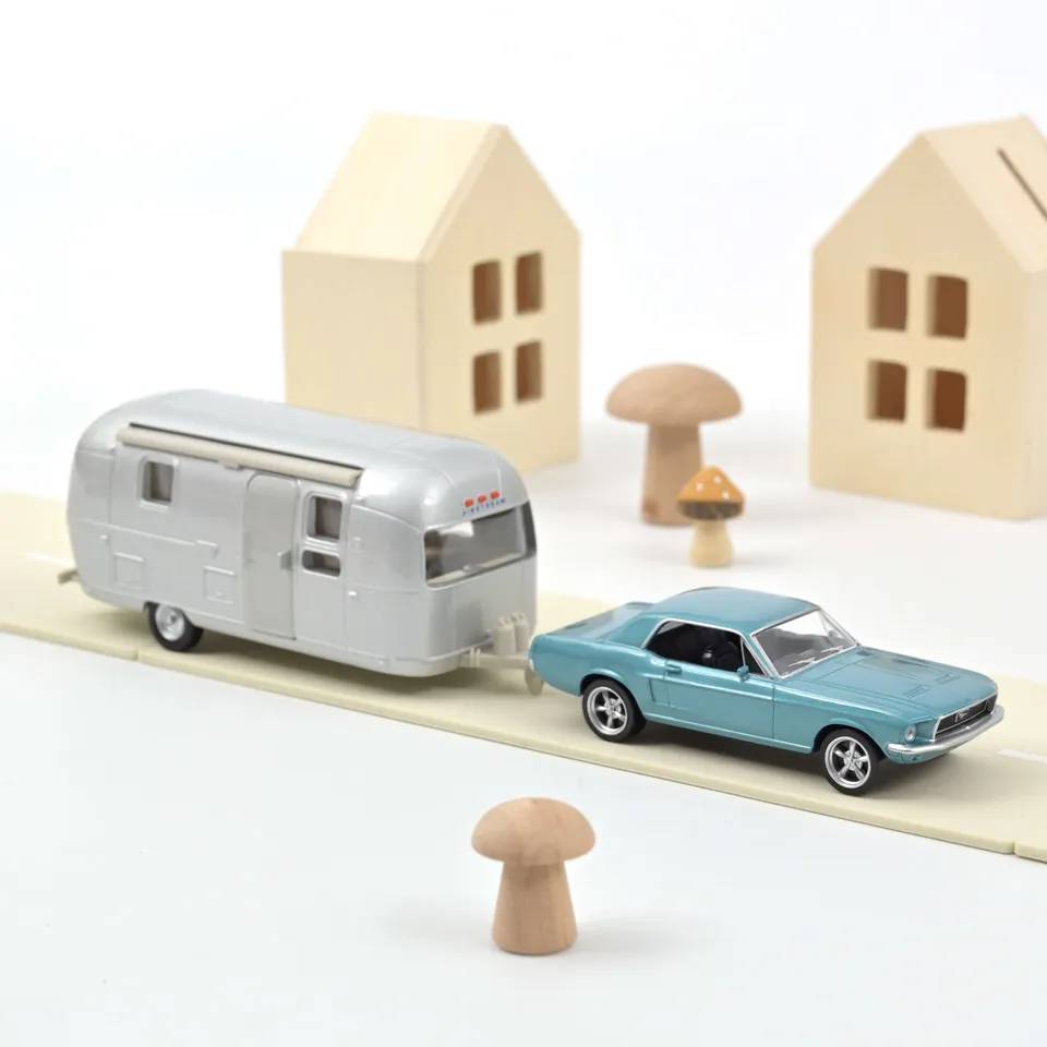 norev-ford-mustang-1968-blue-metallic-con-airstream-caravan-jet-car-1-43 image 1