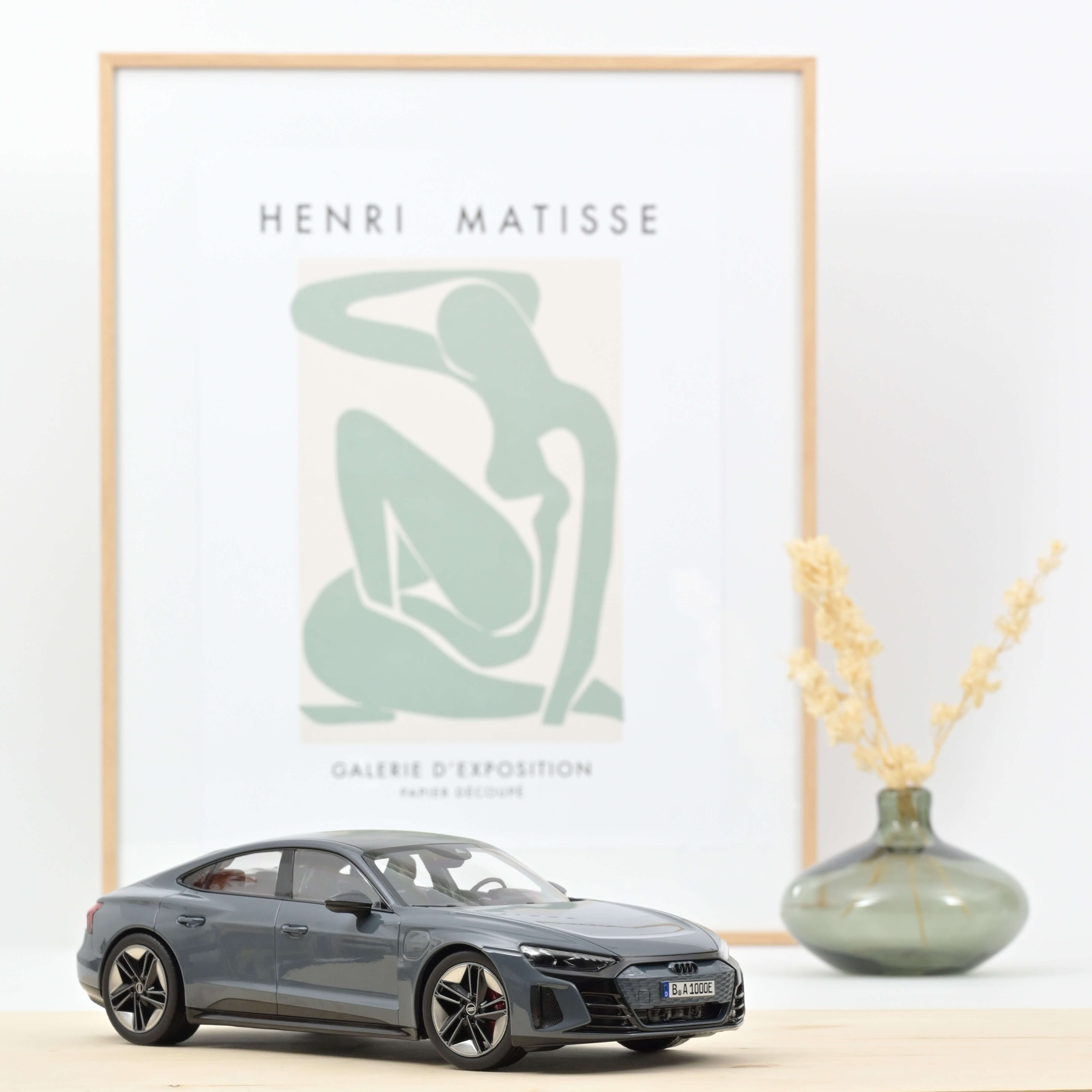 norev-audi-rs-e-tron-gt-2021-grigio-metallizzato-1-18-200pcs-modellino-auto image 1