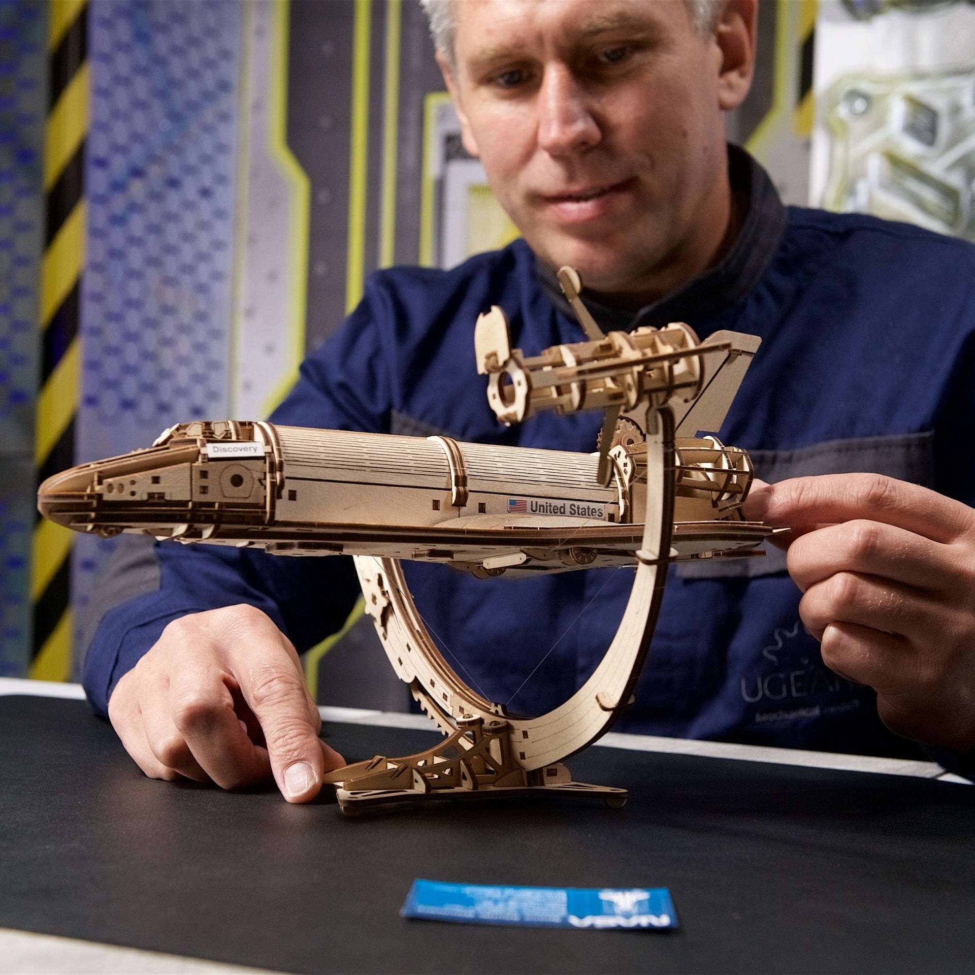 ugears-nasa-space-shuttle-discovery-modellino-meccanico-in-legno image 7