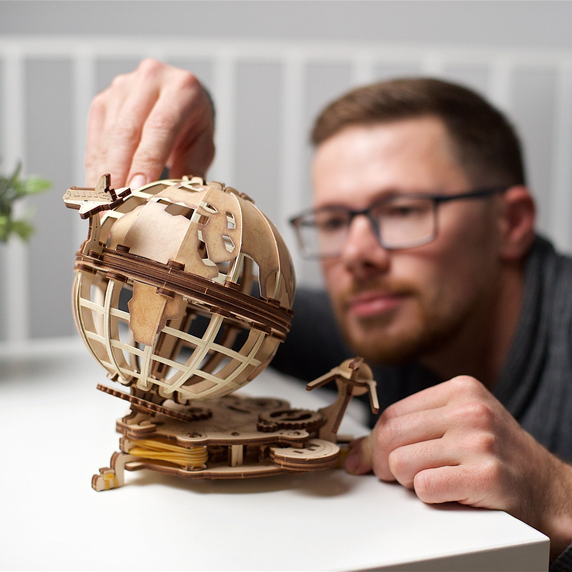 ugears-globus-mappamondo-meccanico-in-legno-con-rotazione-e-continenti-decorativ image 7