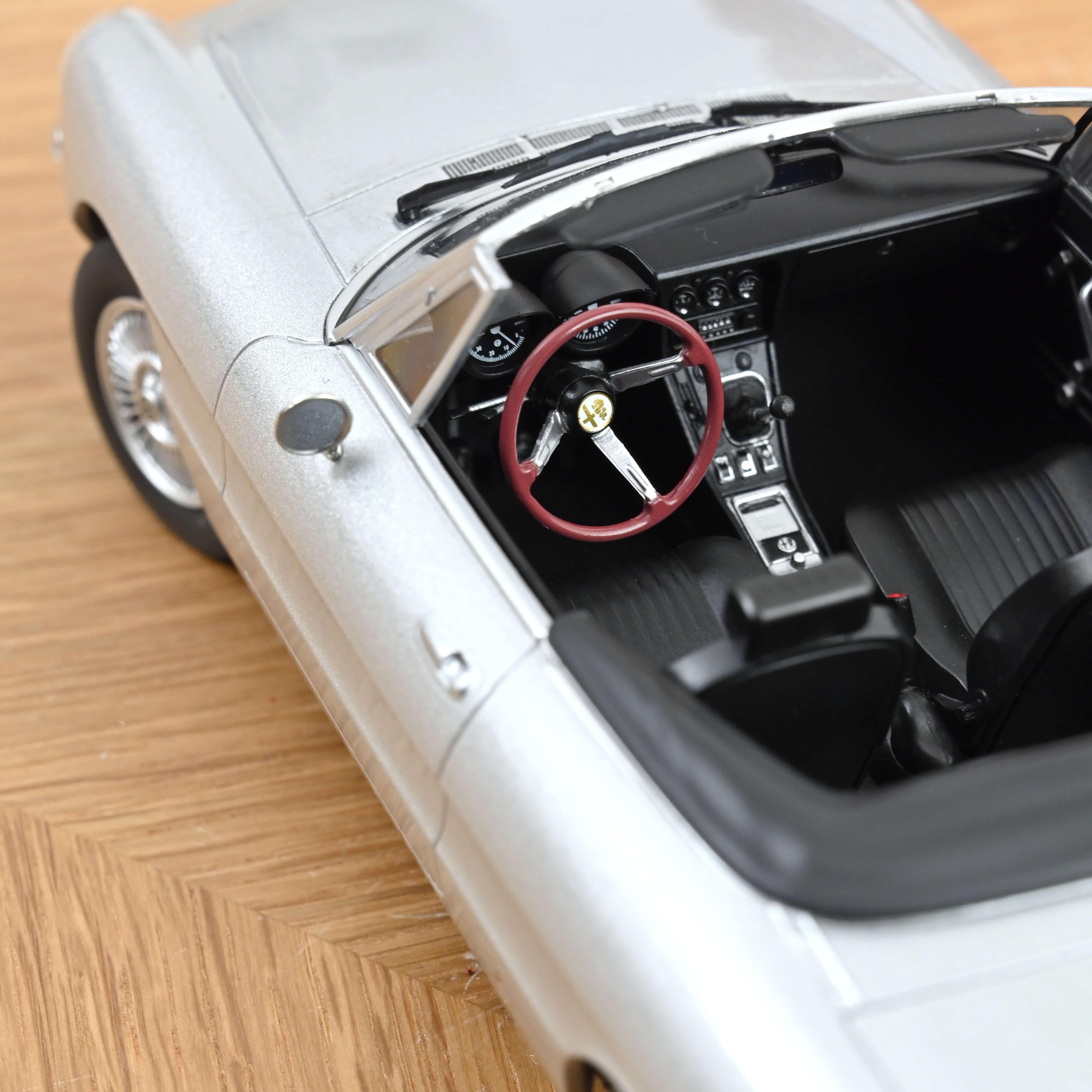 norev-alfa-romeo-2000-spider-1973-1-18-grigio-chiaro-metallizzato image 4