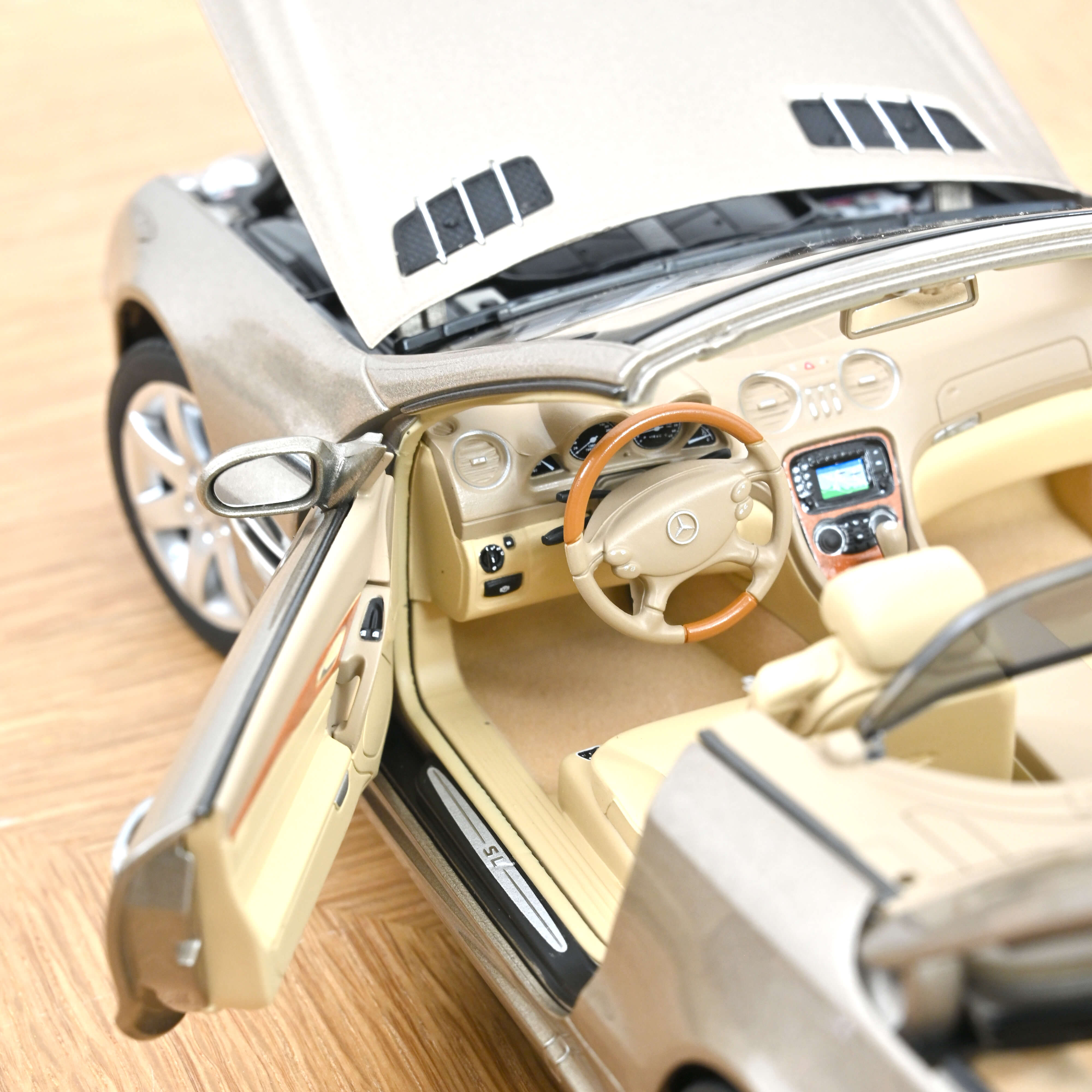 norev-mercedes-benz-sl-500-2003-beige-travertin-1-18 image 5