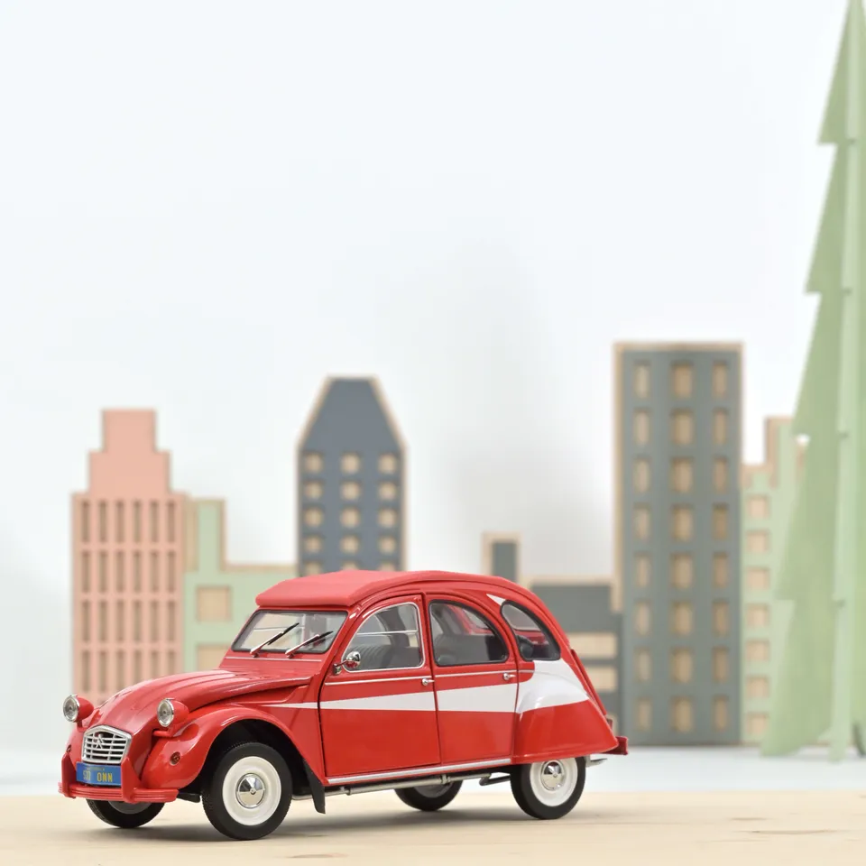 norev-citro-n-2cv-1979-rossa-con-decori-bianchi-modellino-die-cast-1-18-edizione image 1