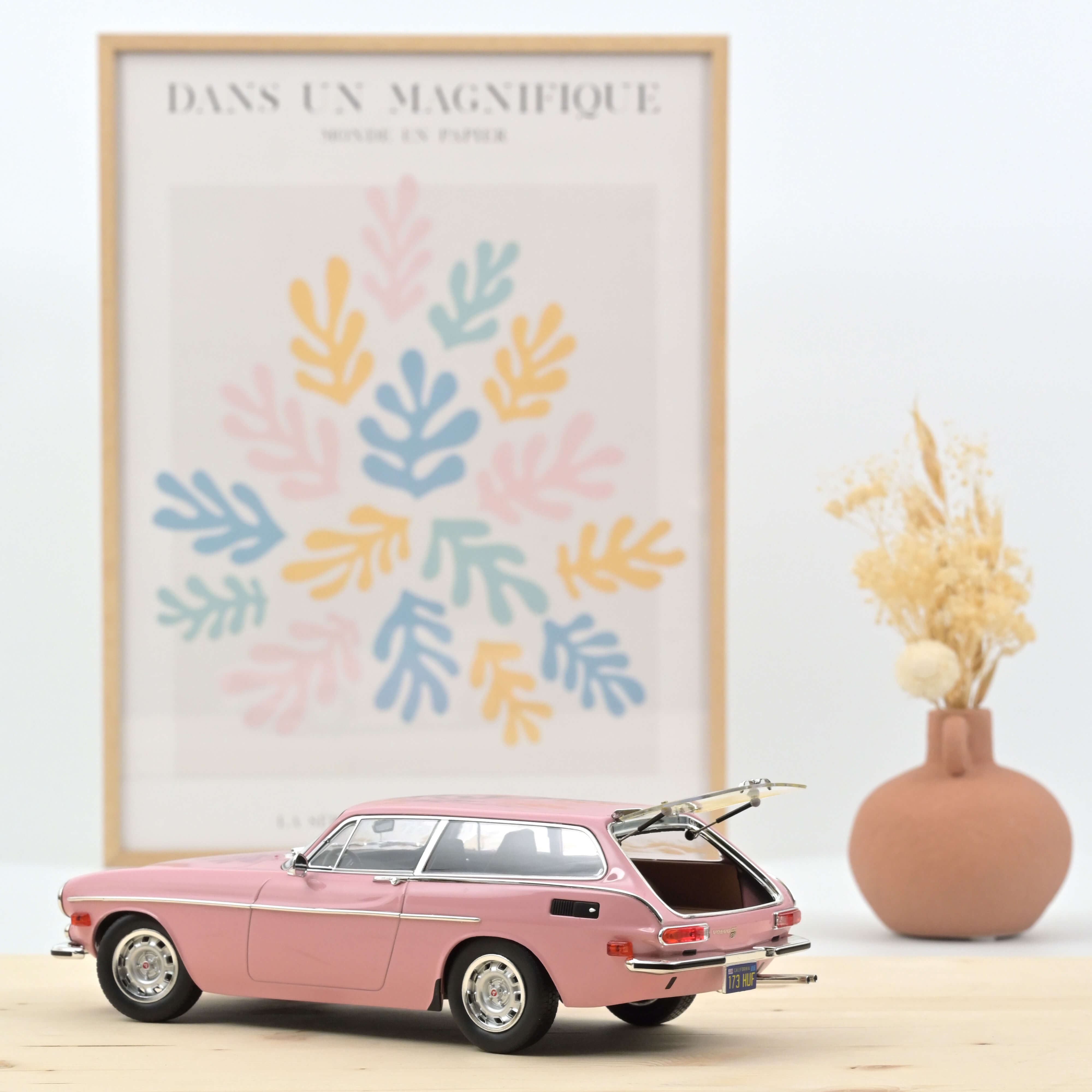 norev-volvo-1800-es-us-version-1973-rose-modellino-auto-1-18-100-pezzi image 2