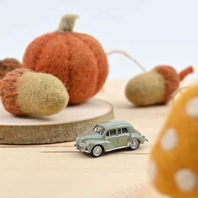 norev-renault-4cv-1955-modellino-auto-1-87-grigio-pastello image 1
