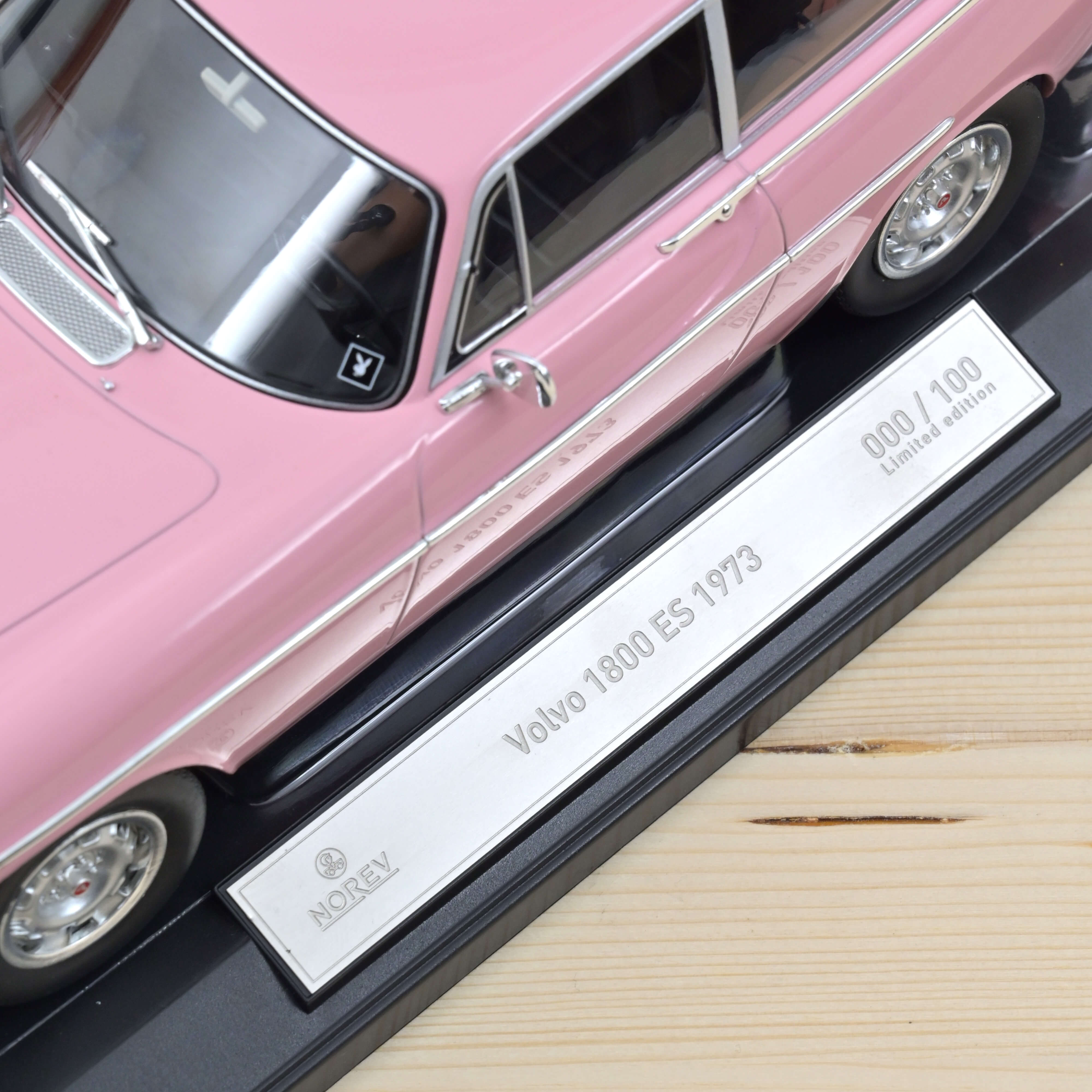 norev-volvo-1800-es-us-version-1973-rose-modellino-auto-1-18-100-pezzi image 5