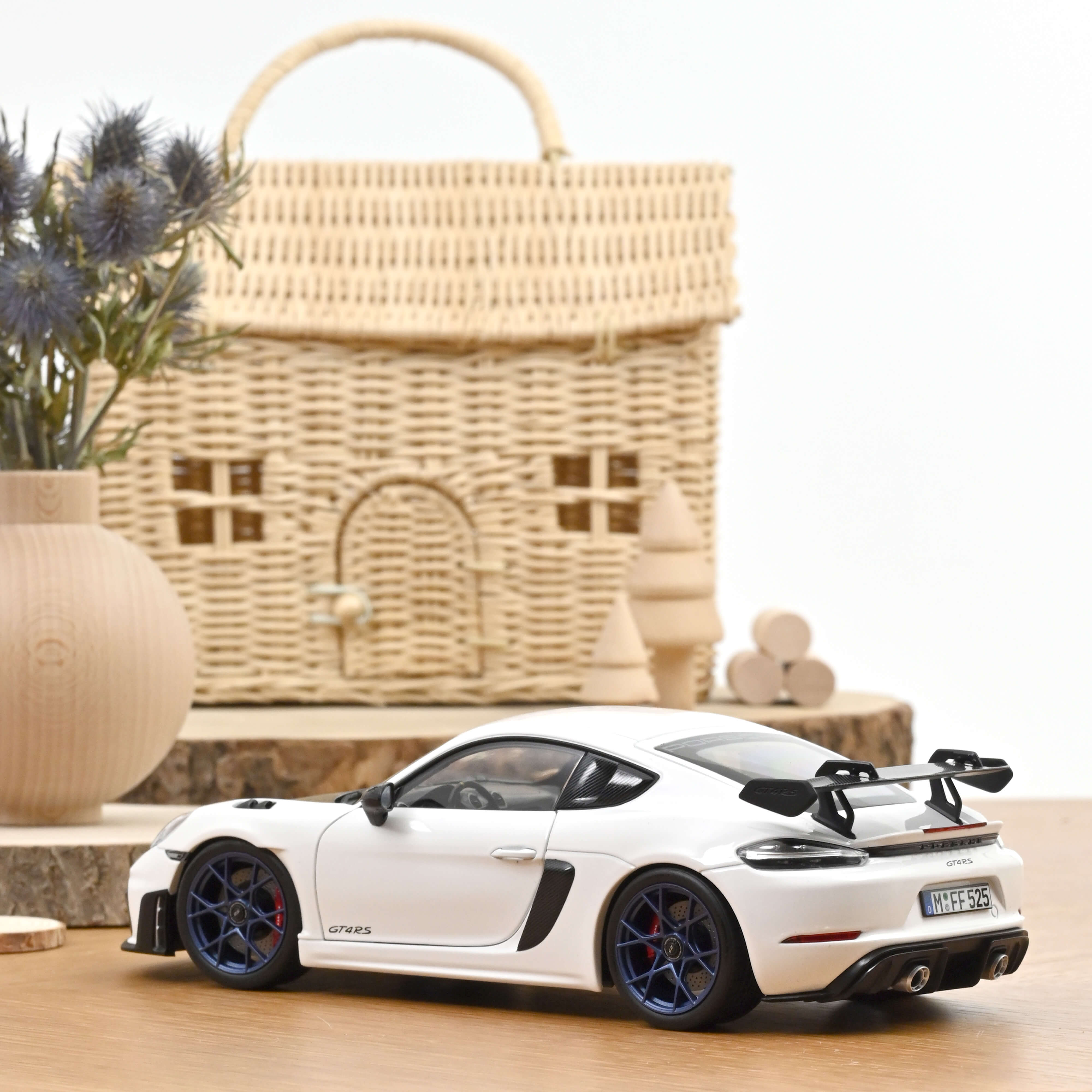norev-porsche-cayman-gt4-rs-pack-weissach-2023-modellino-auto-1-18-bianco-edizio image 3