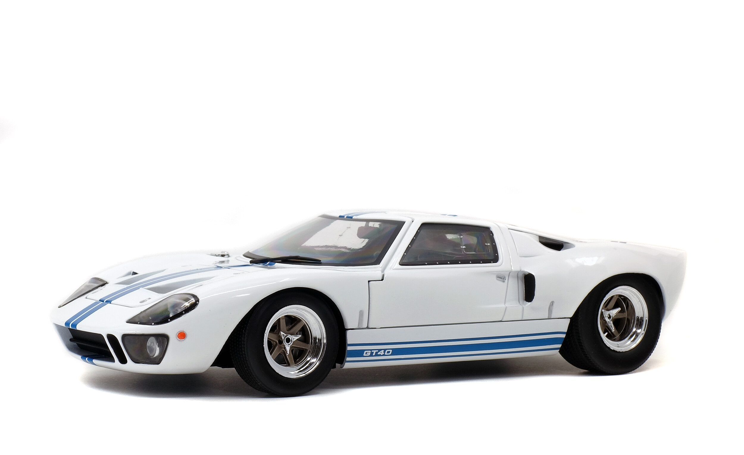 solido-ford-gt40-mk1-1968-modellino-auto-1-18-white-blue-stripes image 2