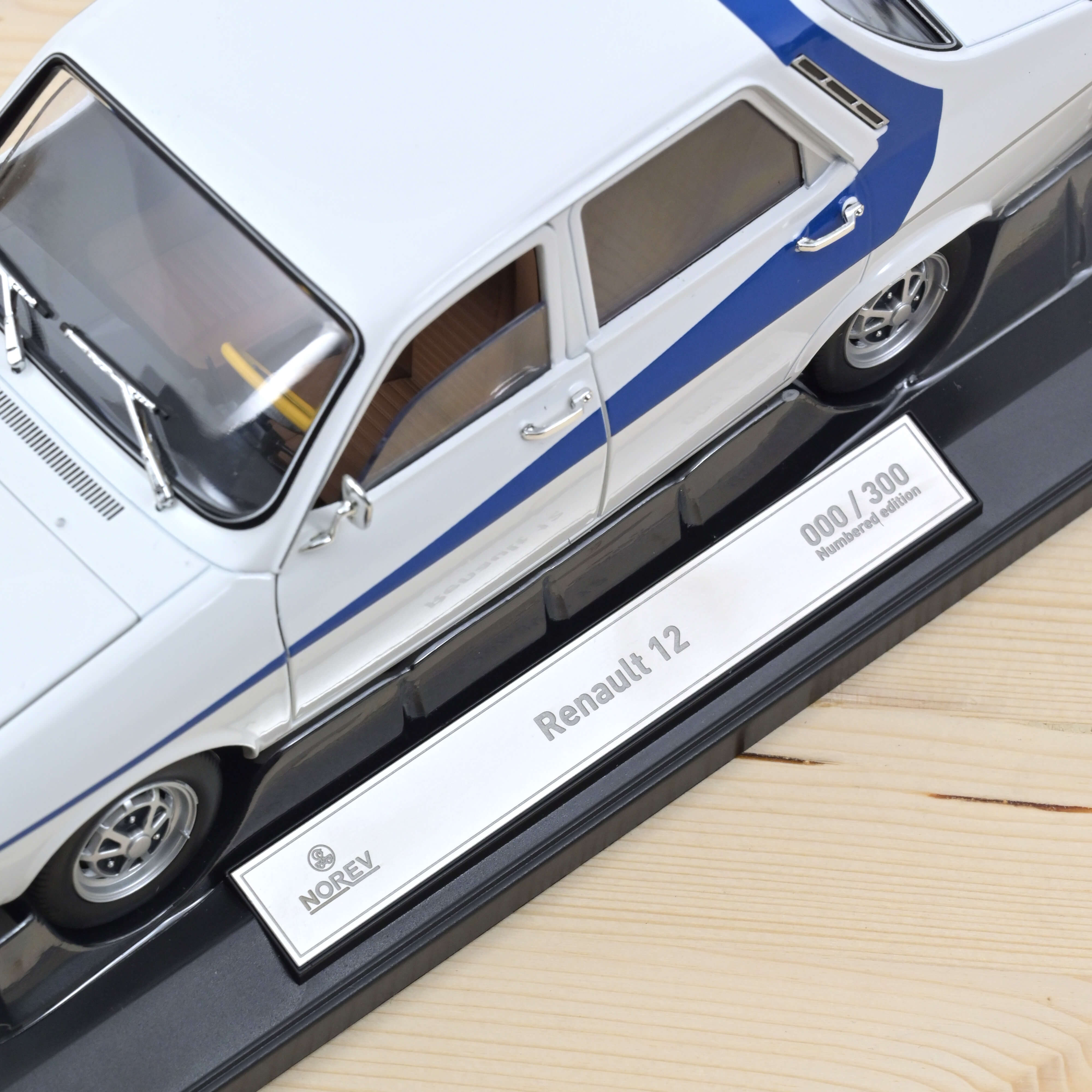 norev-renault-12-1984-bianca-e-blu-1-18-300-pezzi-marche-l-ombre image 4