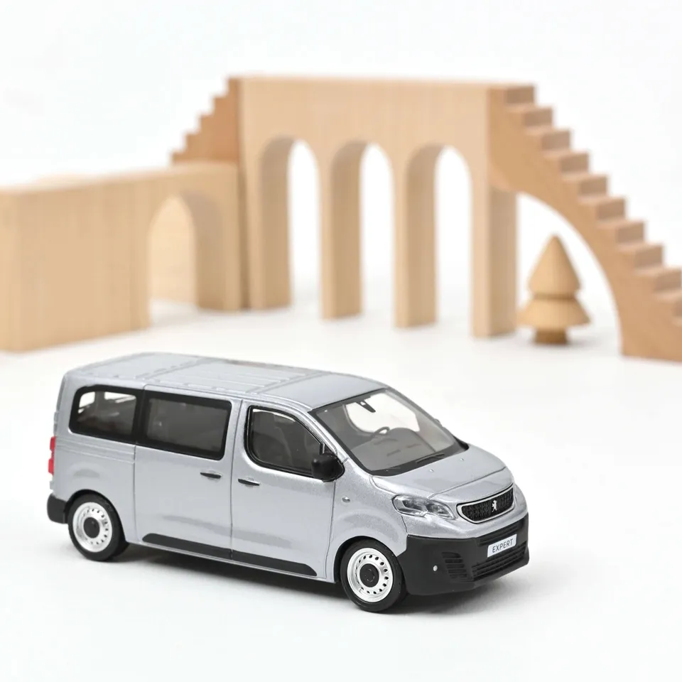 norev-peugeot-expert-2016-modellino-furgone-1-43-argento-aluminium image 1