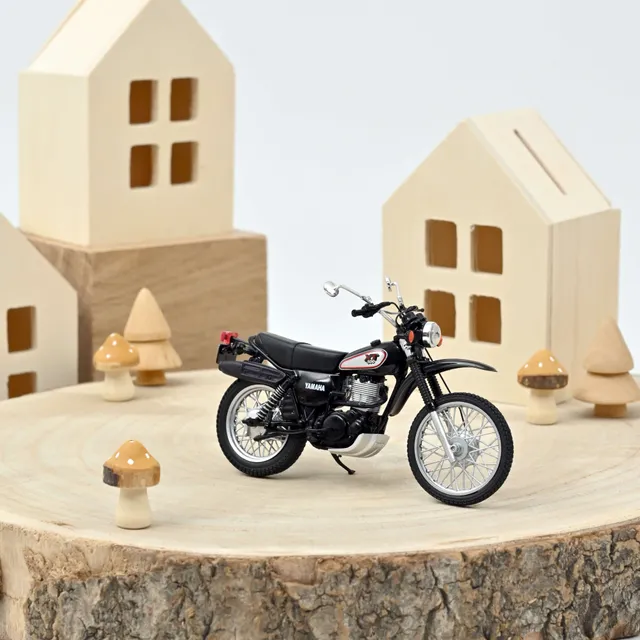 norev-yamaha-xt500-1988-nero-e-argento-1-18-moto-leggendaria image 1