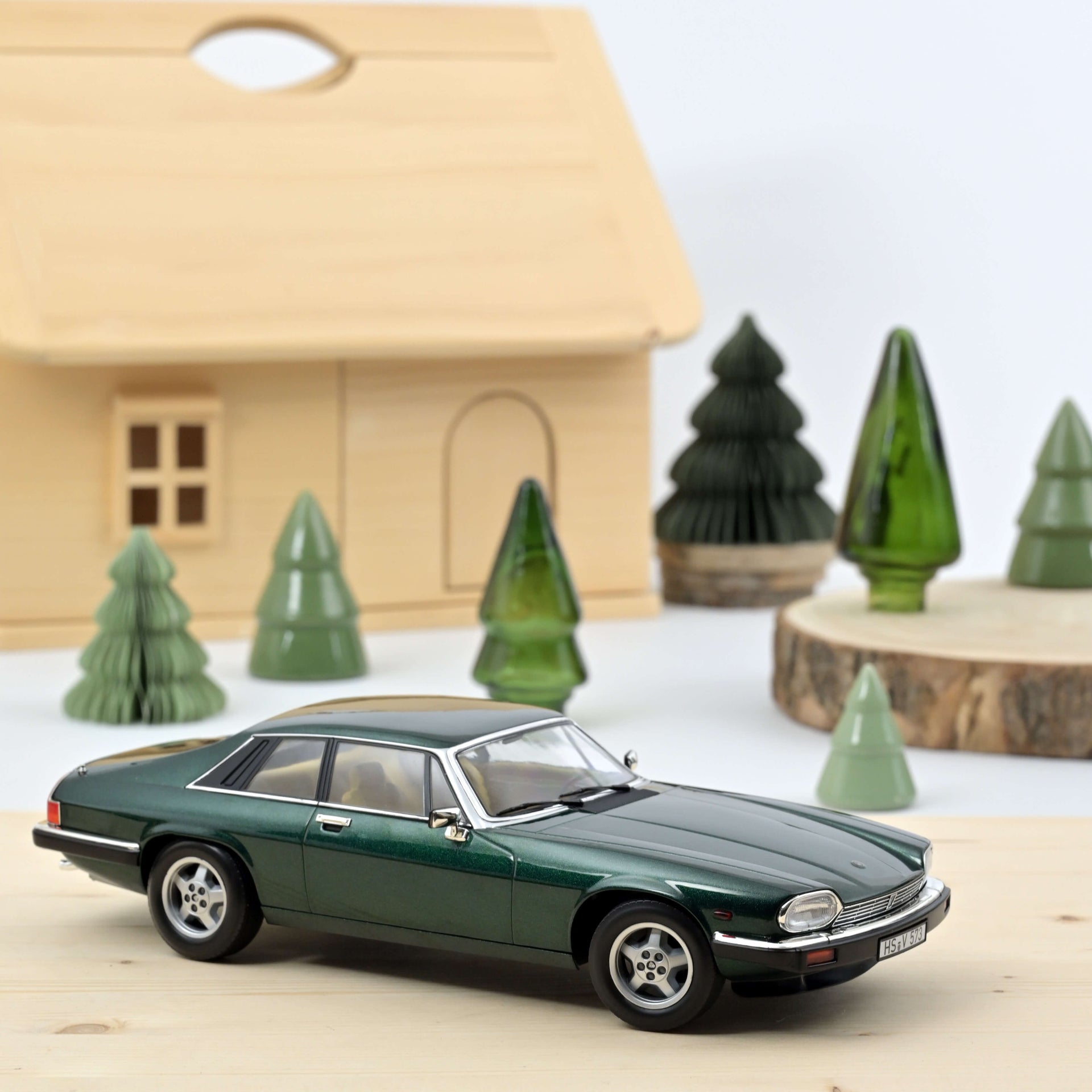 norev-jaguar-xj-s-5-3-h-e-coup-1982-verde-metallizzato-1-18 image 1