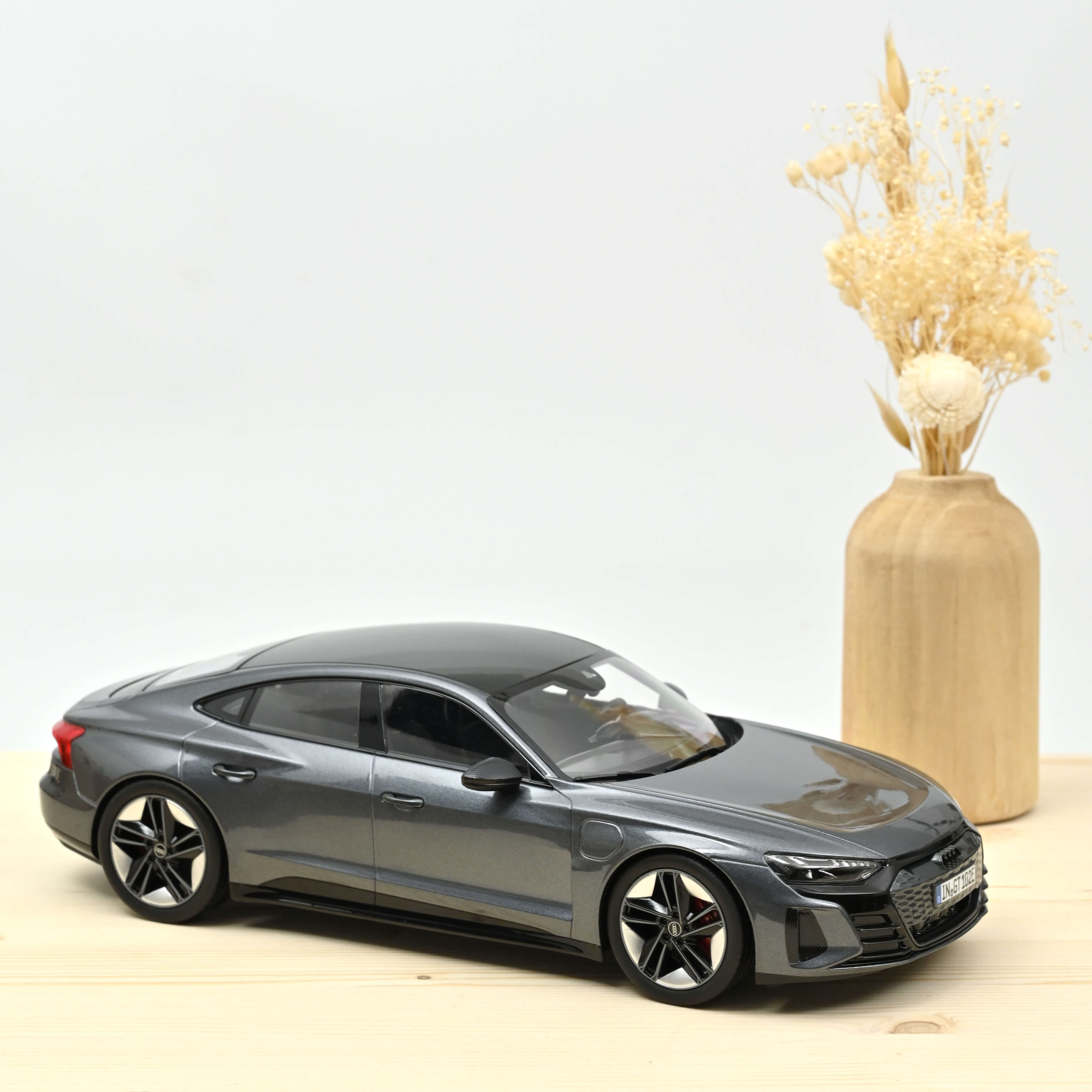 norev-audi-rs-e-tron-gt-2021-grigio-metallizzato-1-18-automodello-die-cast-grand image 1