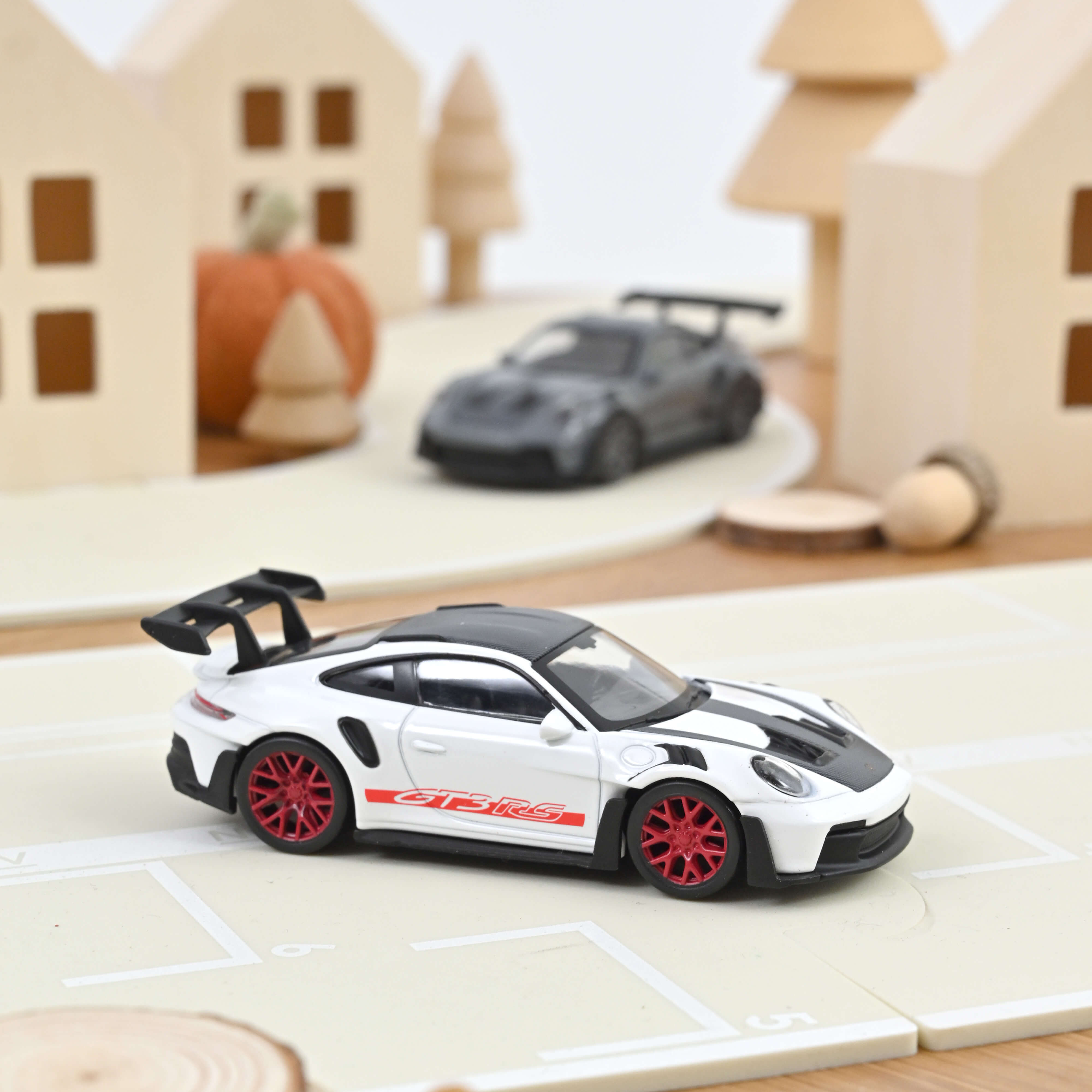 norev-porsche-911-gt3-rs-2022-pack-weissach-modellino-auto-1-43-bianco-jet-car image 1