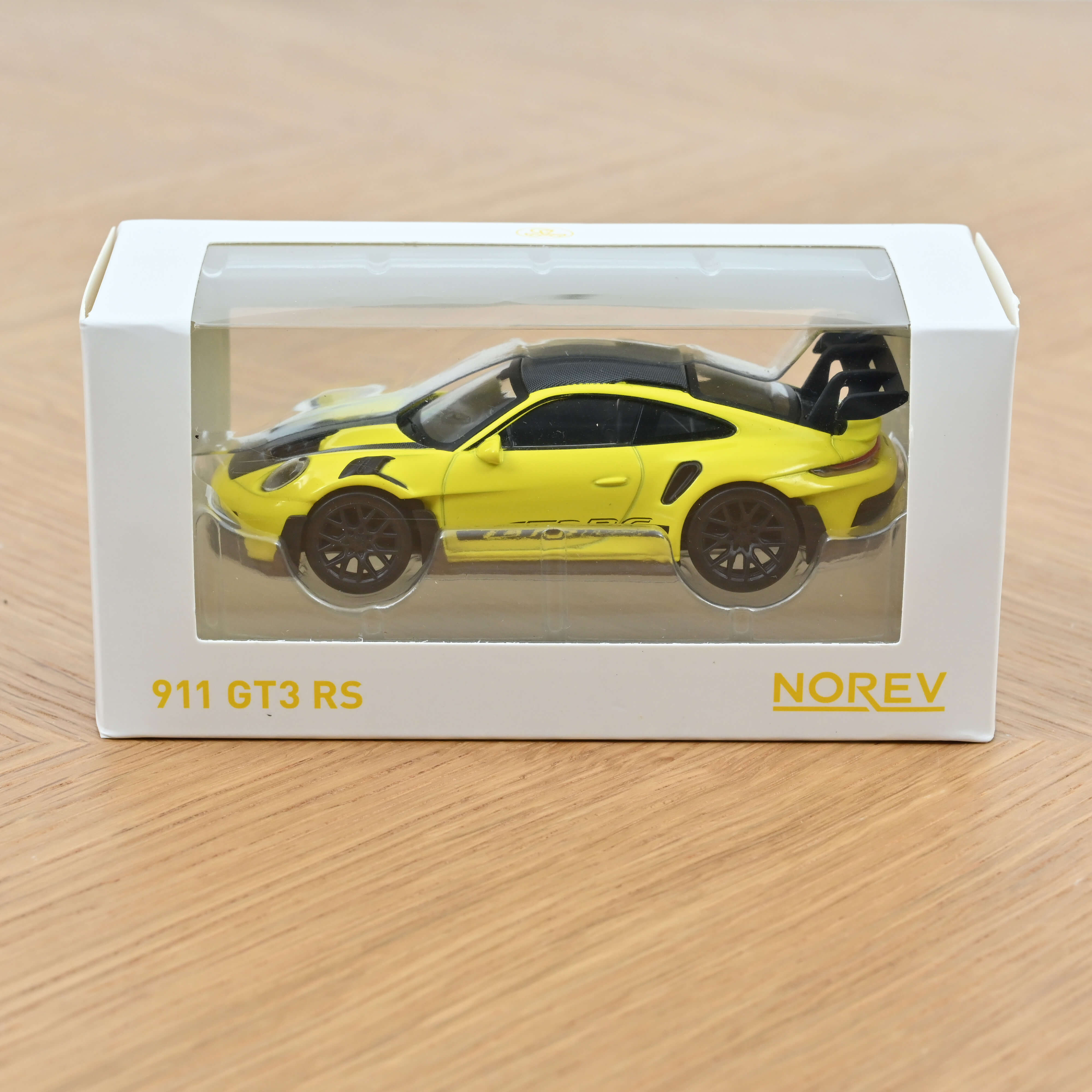 norev-porsche-911-gt3-rs-2022-giallo-nero-pack-weissach-modellino-1-43 image 2