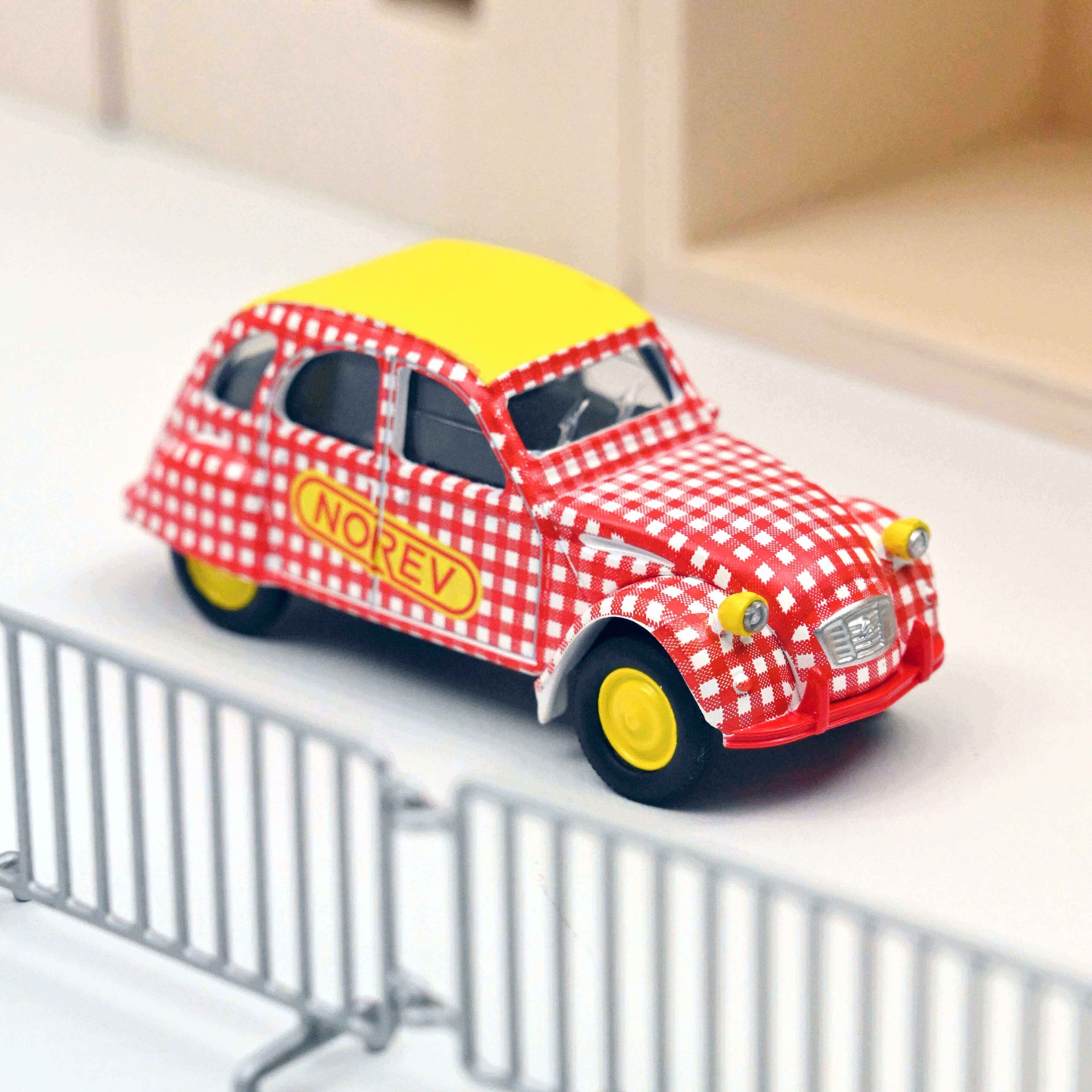norev-citro-n-2cv-6-sp-cial-1980-ciclista-modellino-auto-1-54-rosso-bianco image 1