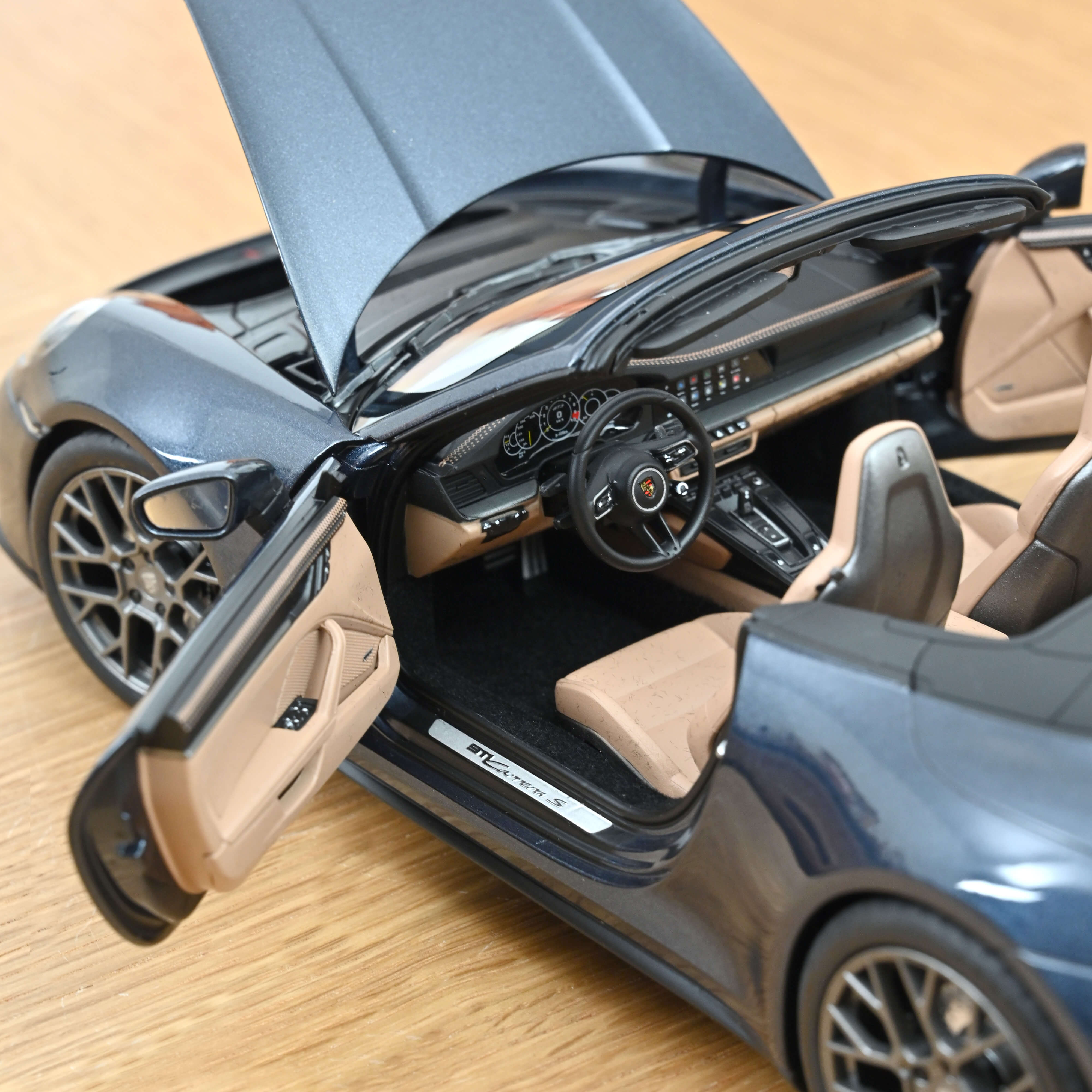 norev-porsche-911-carrera-s-cabriolet-2025-modellino-auto-1-18-blu-yachting-meta image 4