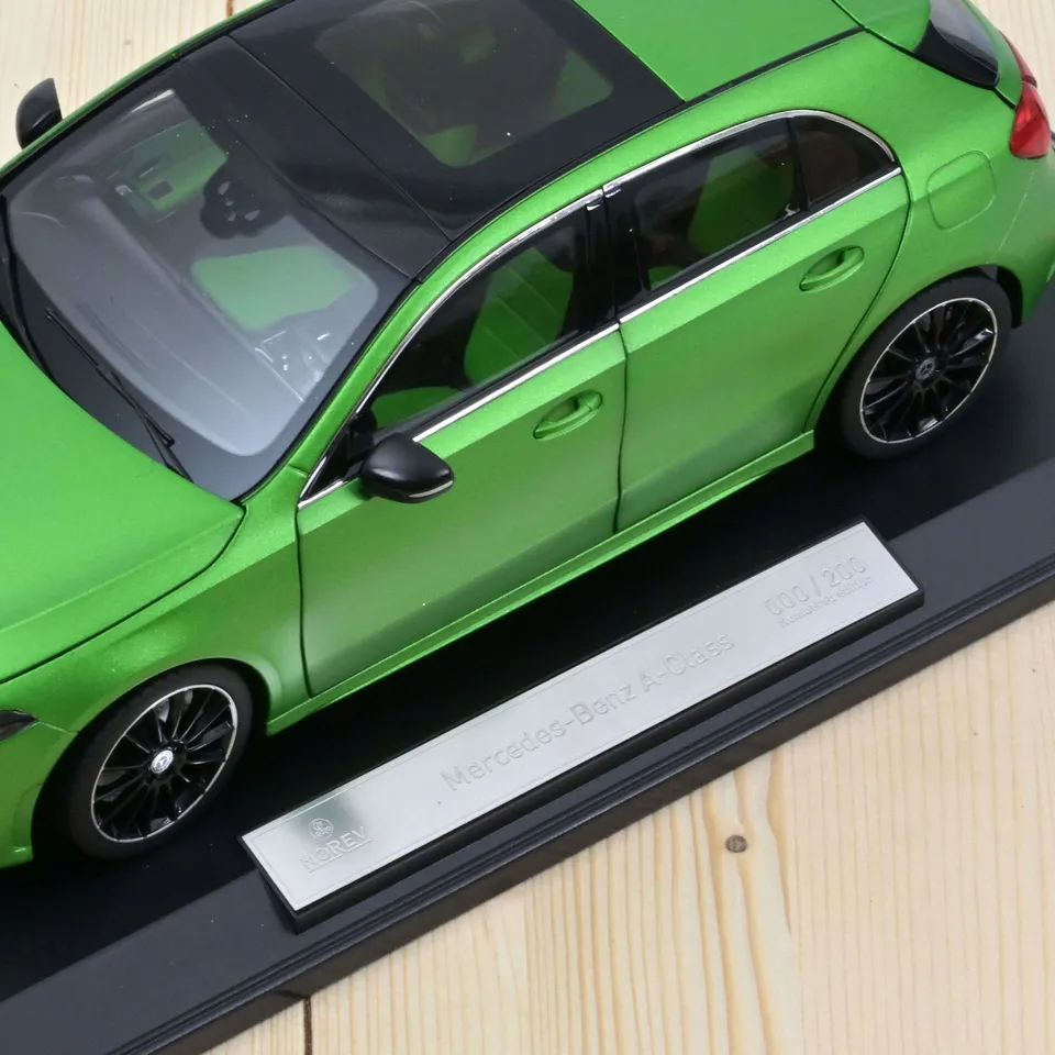 norev-mercedes-benz-classe-a-amg-line-2018-automodello-1-18-verde-metallizzato-2 image 1