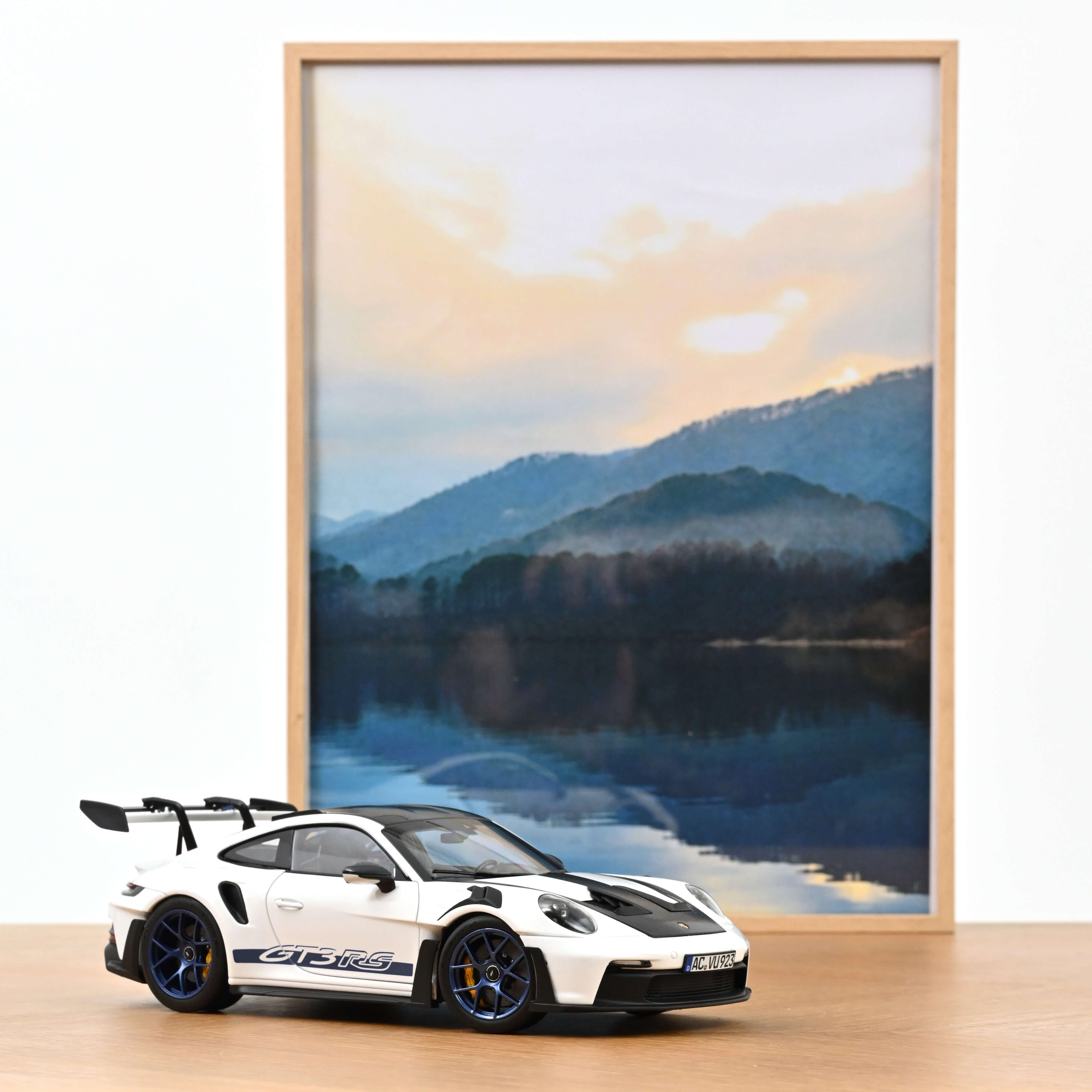 norev-porsche-911-gt3-rs-pack-weissach-2022-modellino-auto-1-18-bianco-blu-indac image 1