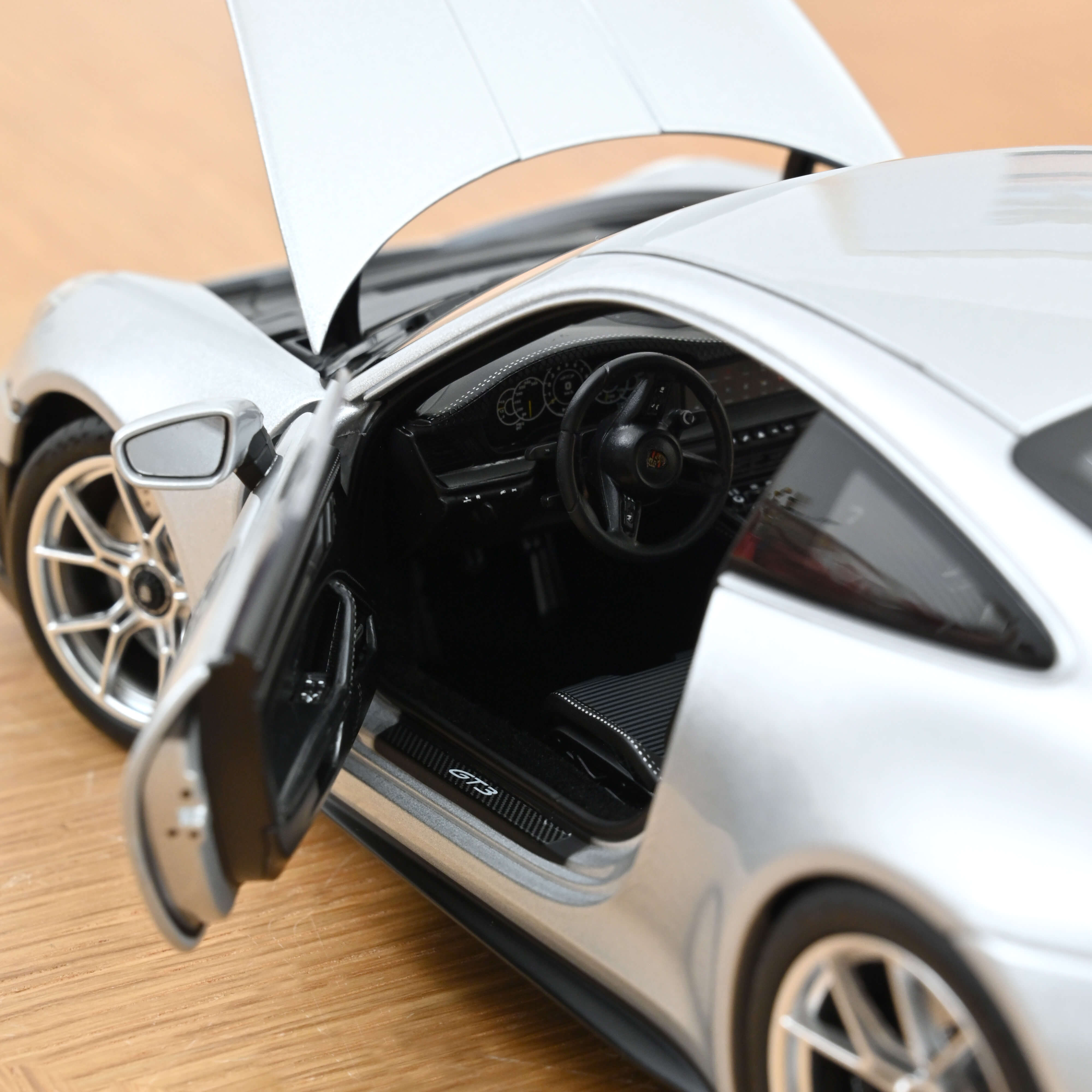 norev-porsche-911-gt3-pack-touring-2025-modellino-auto-1-18-argent-gt-metallizza image 4