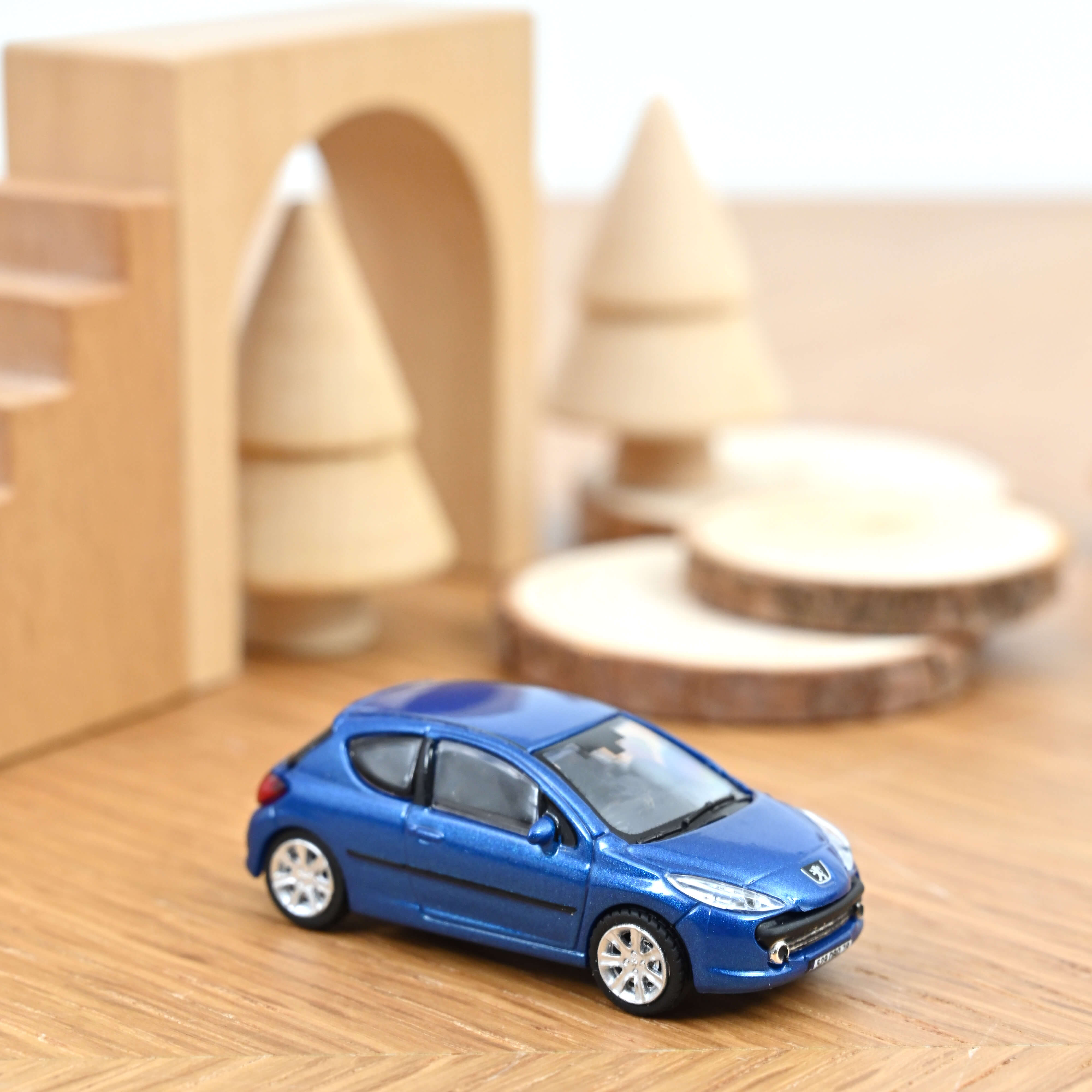 norev-peugeot-207-premium-pack-2007-modellino-auto-1-87-blu-recife image 1