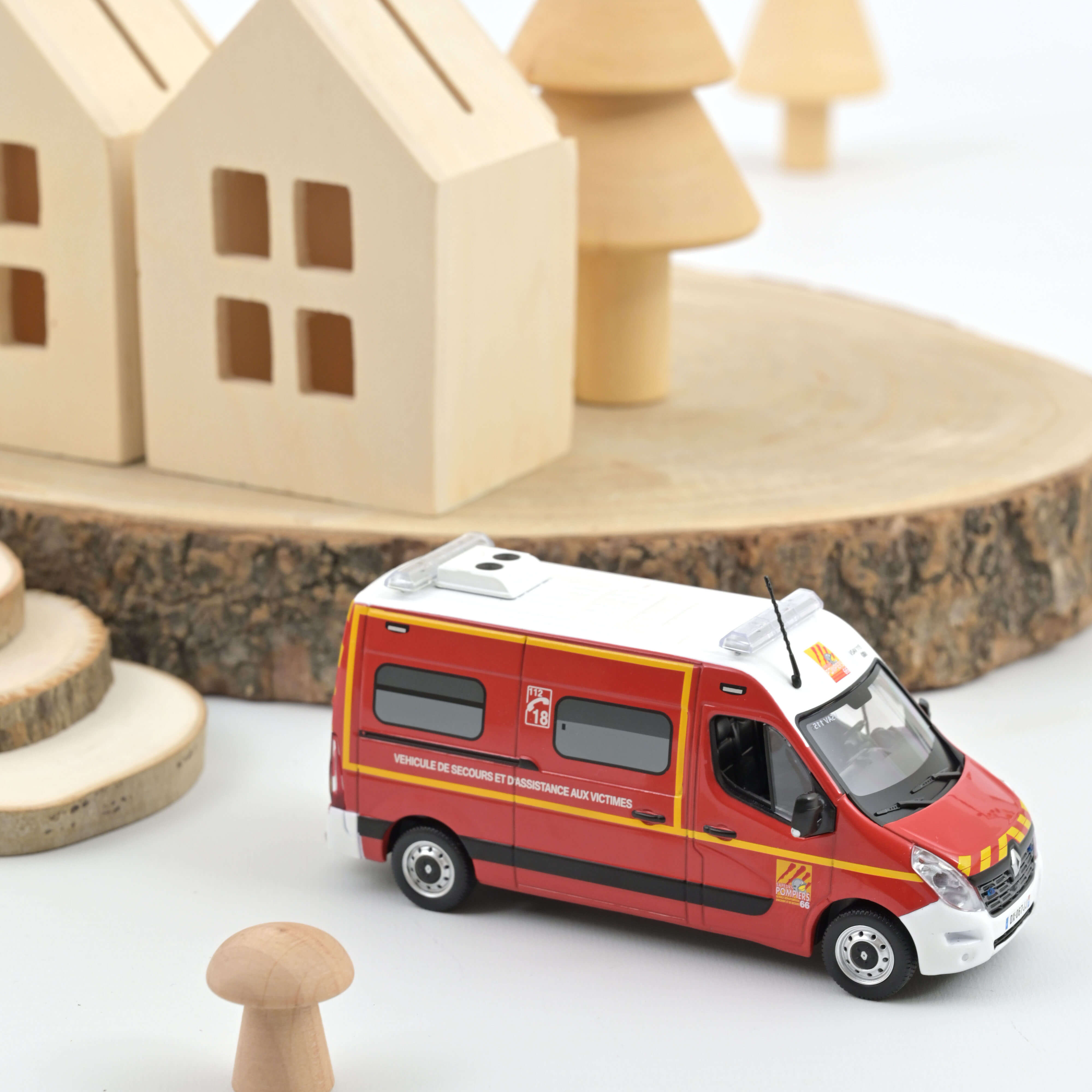 norev-renault-master-2014-pompiers-vsav-modellino-mezzo-soccorso-1-43 image 1
