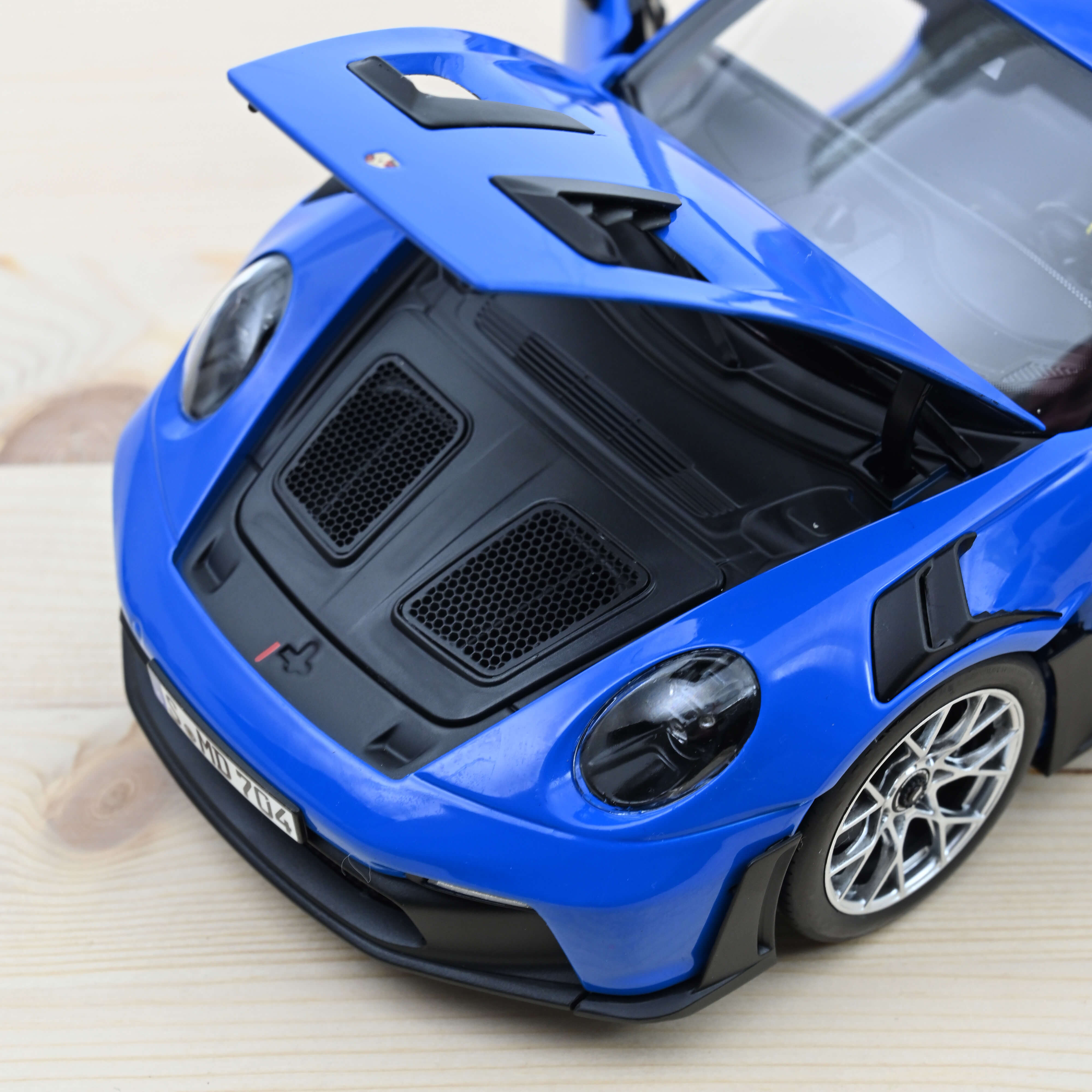 norev-porsche-911-gt3-rs-2022-blu-shark-1-18-modellino image 3