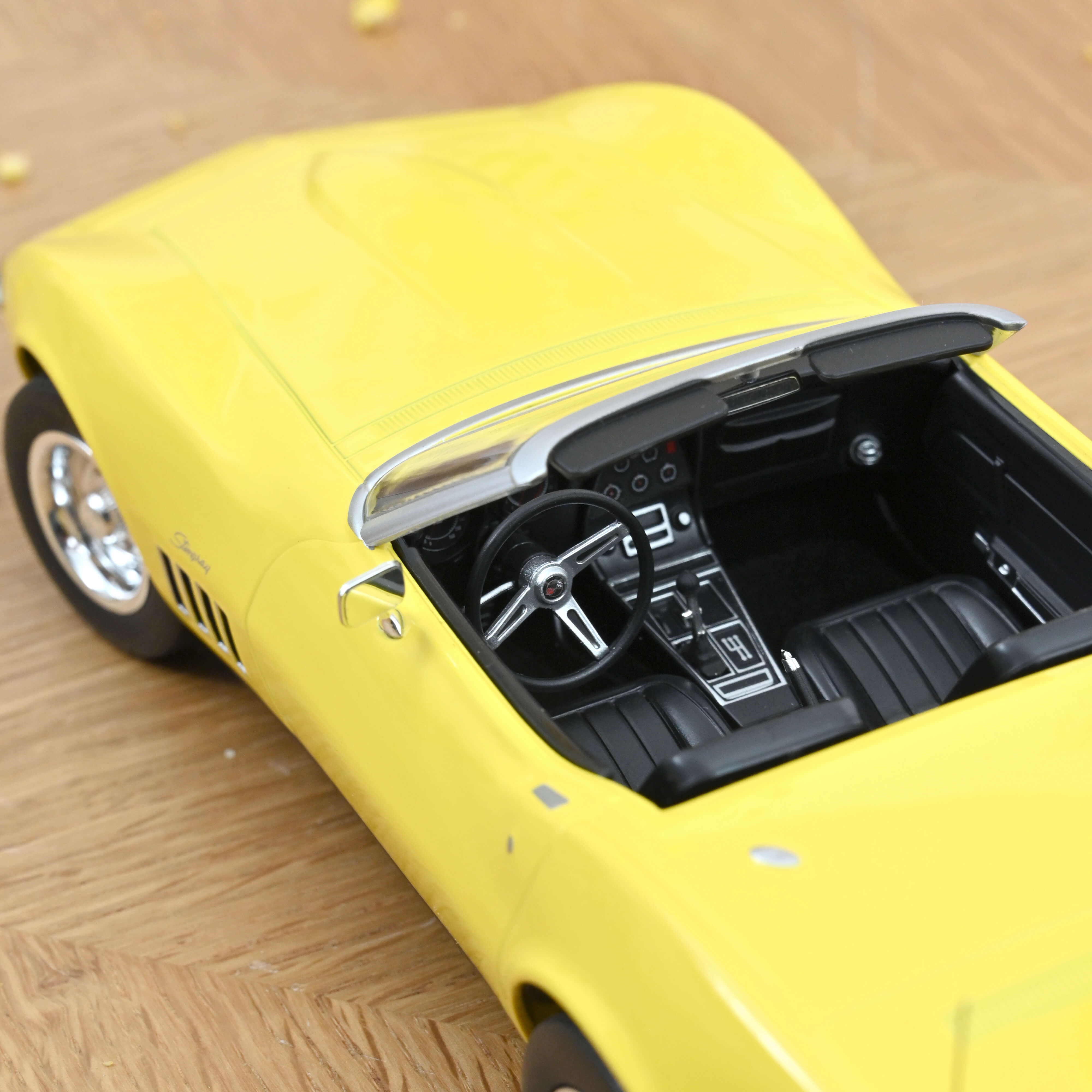 norev-chevrolet-corvette-c3-convertible-1969-modellino-1-18-giallo-daytona image 3