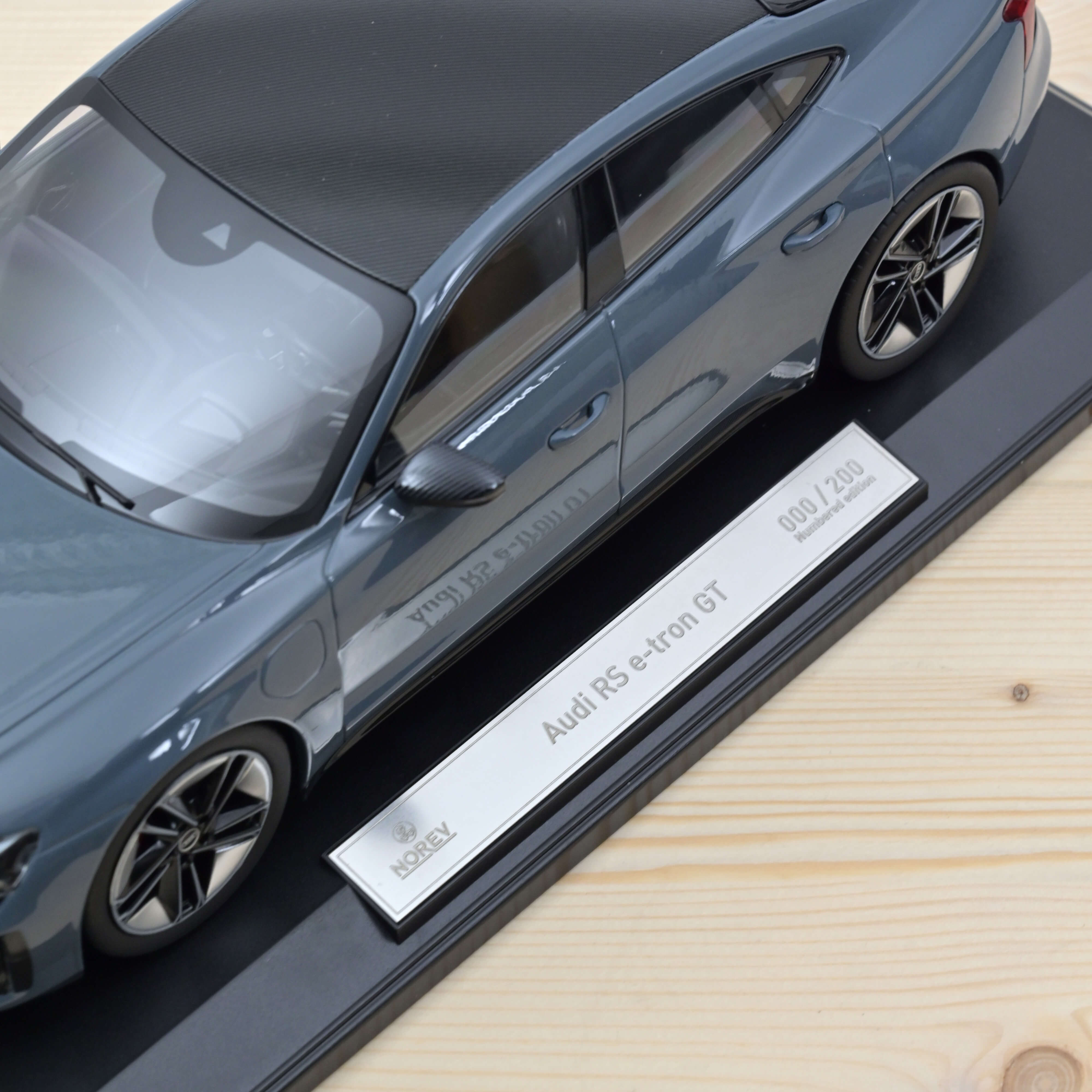 norev-audi-rs-e-tron-gt-2021-grigio-metallizzato-1-18-200pcs-modellino-auto image 3