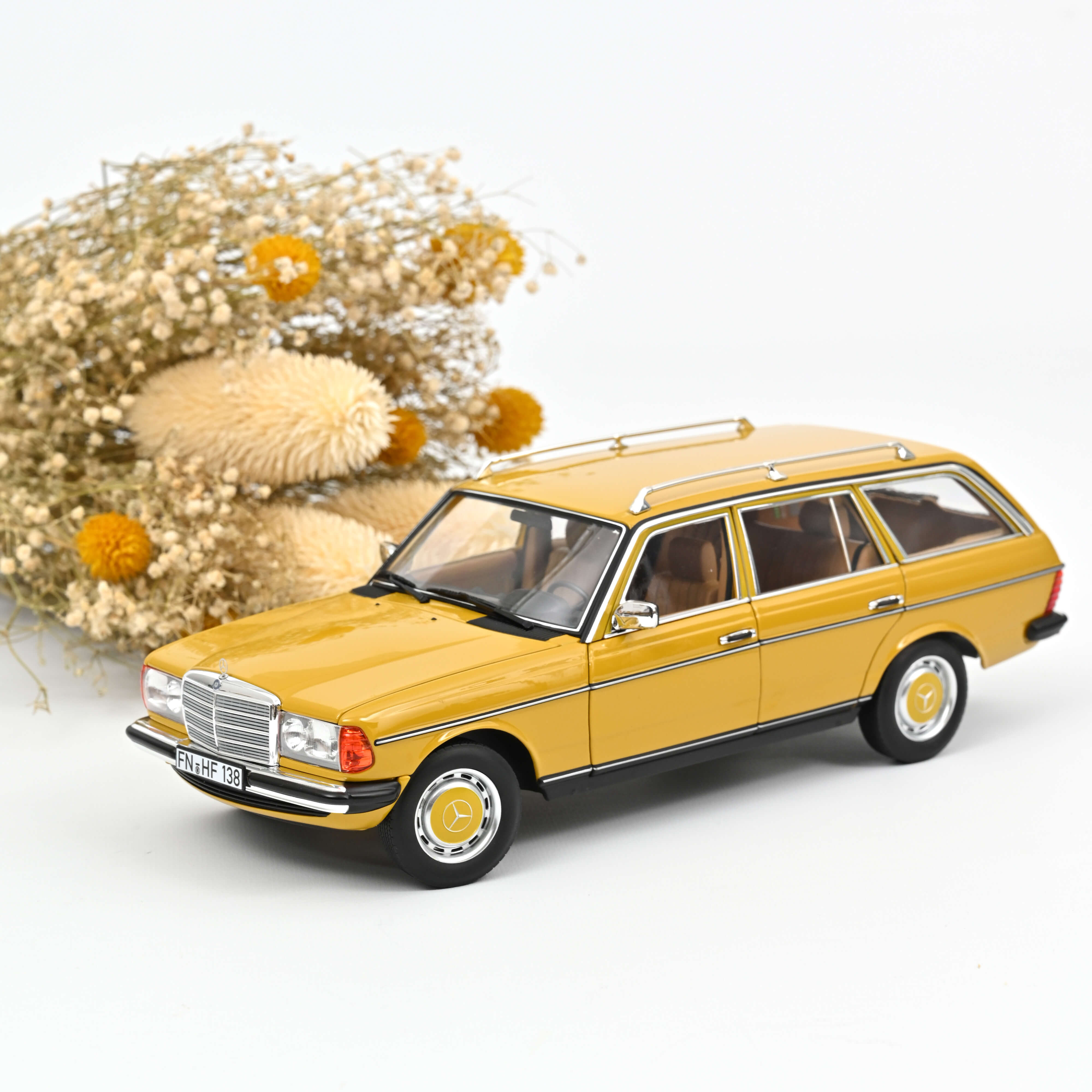 norev-mercedes-benz-200-t-1982-gialla-1-18-jet-car-youngtimer image 1