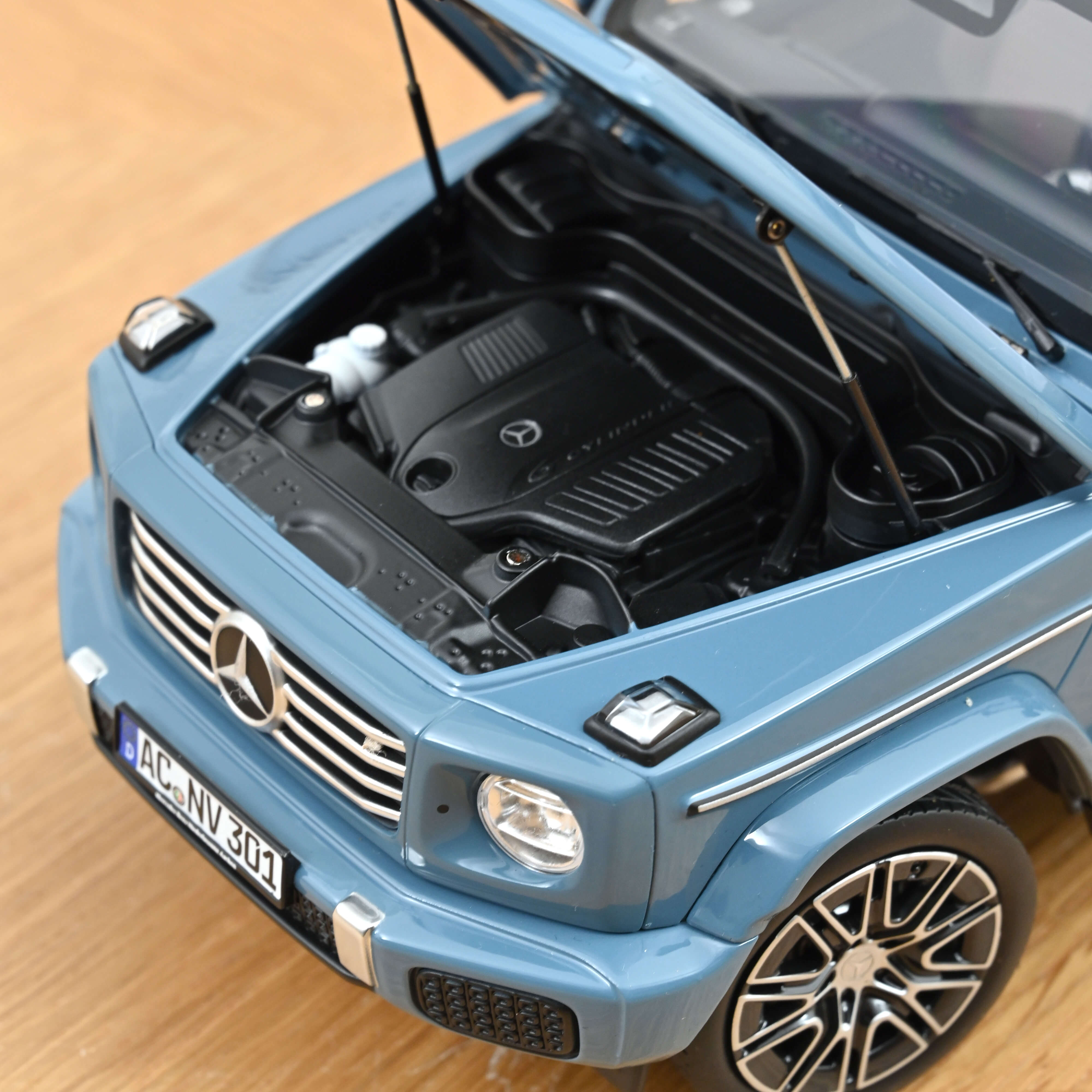 norev-mercedes-benz-classe-g-2024-blu-vintage-modellino-1-18 image 4