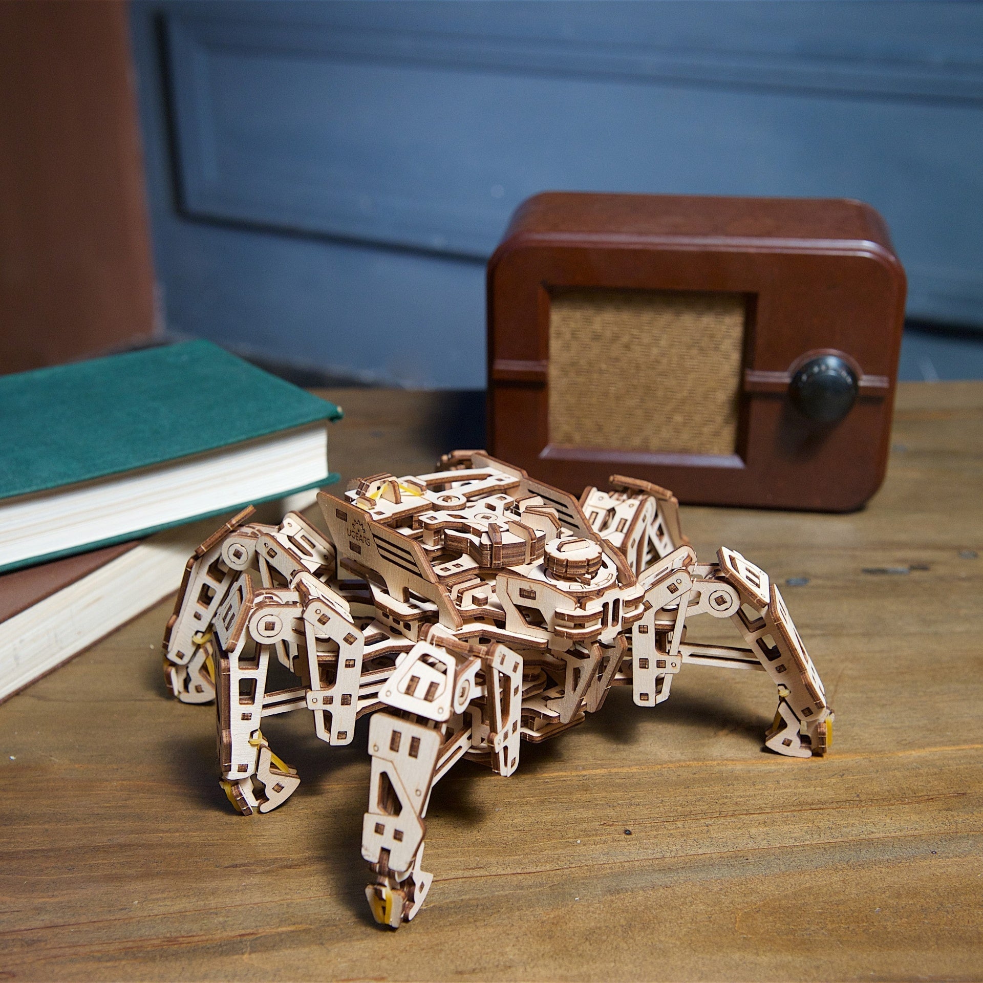 ugears-hexapod-explorer-robot-esapode-meccanico-in-legno-a-molla-che-cammina-fin image 8