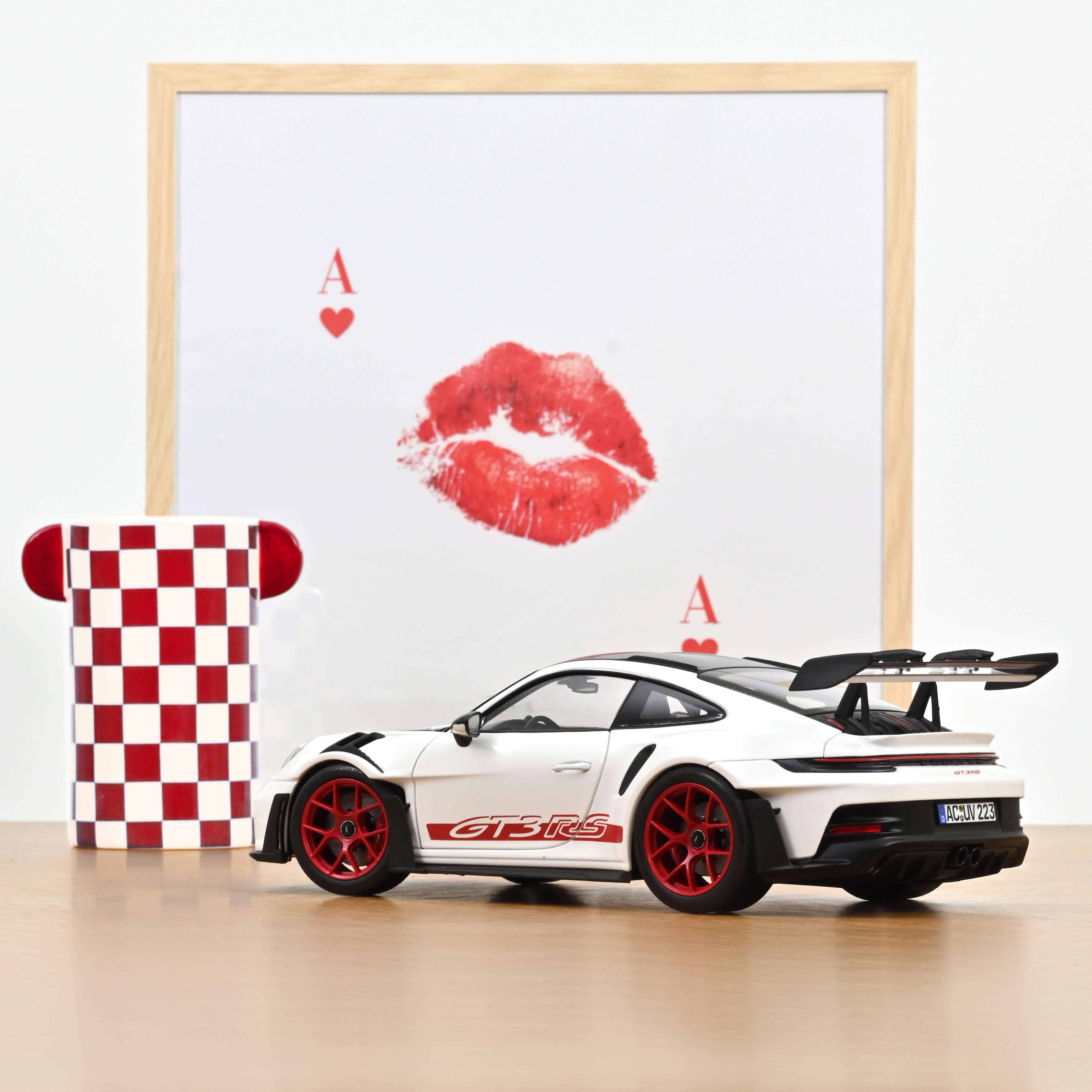 norev-porsche-911-gt3-rs-pack-weissach-2022-modellino-1-18-bianco-rosso-pyro image 3