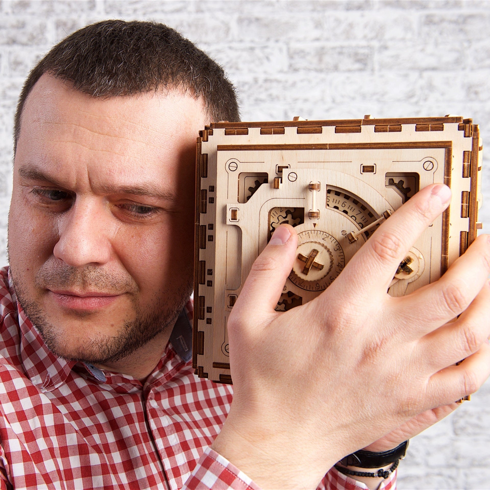 ugears-safe-cassaforte-puzzle-3d-in-legno-con-combinazione image 7