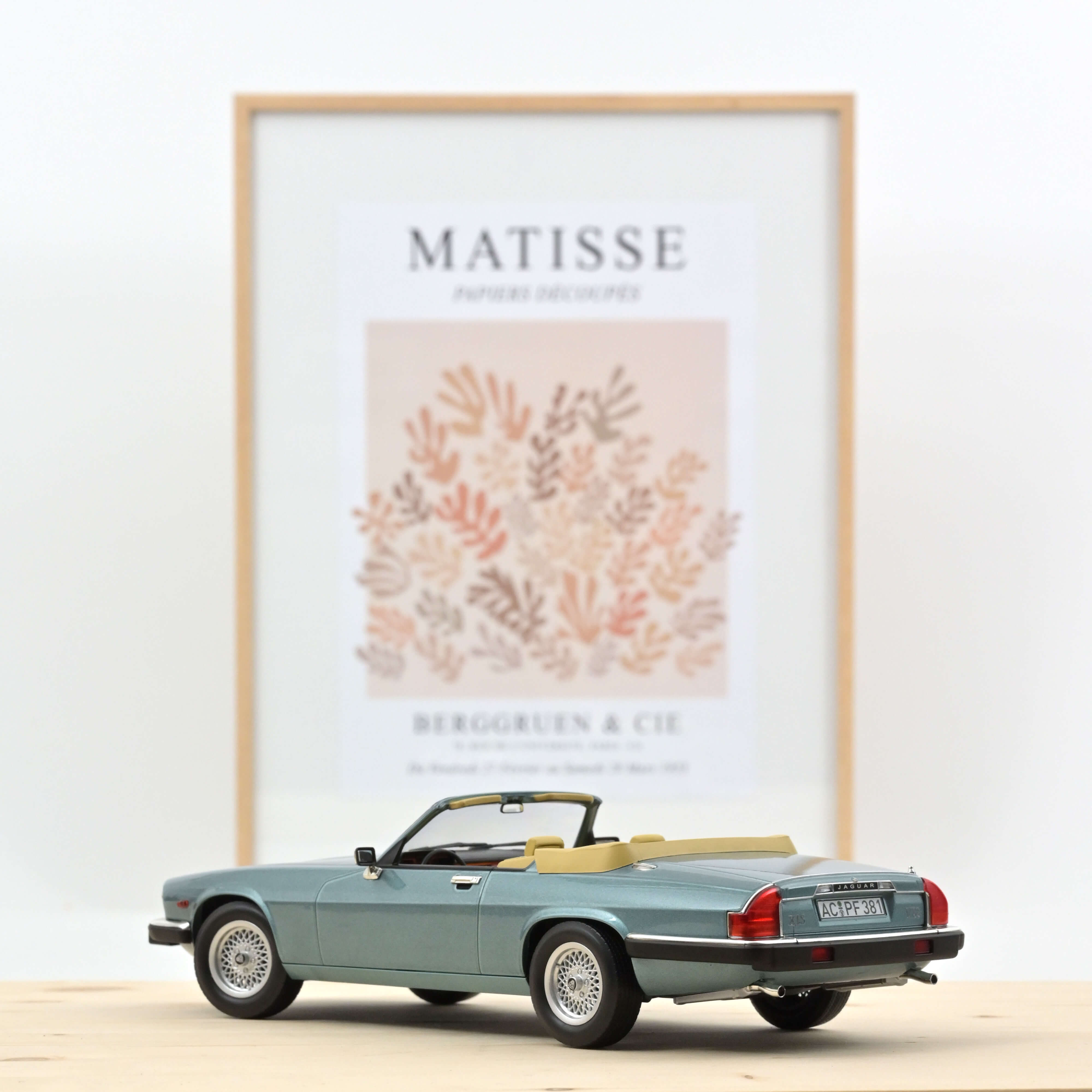 norev-jaguar-xj-s-5-3-h-e-cabriolet-1988-blu-chiaro-metallizzato-modellino-1-18 image 2