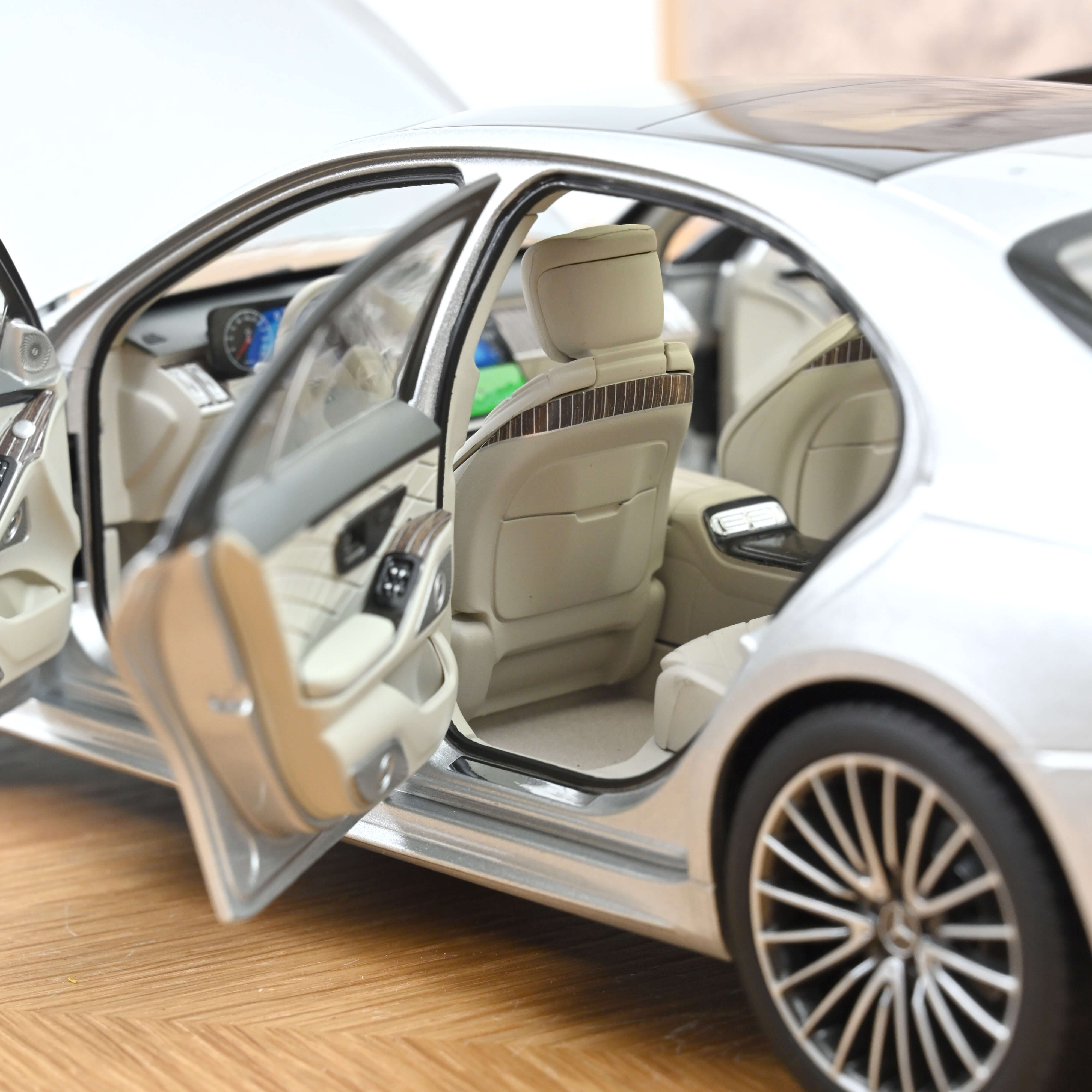 norev-mercedes-benz-classe-s-amg-line-2021-modellino-auto-1-18-argent-brillant image 5