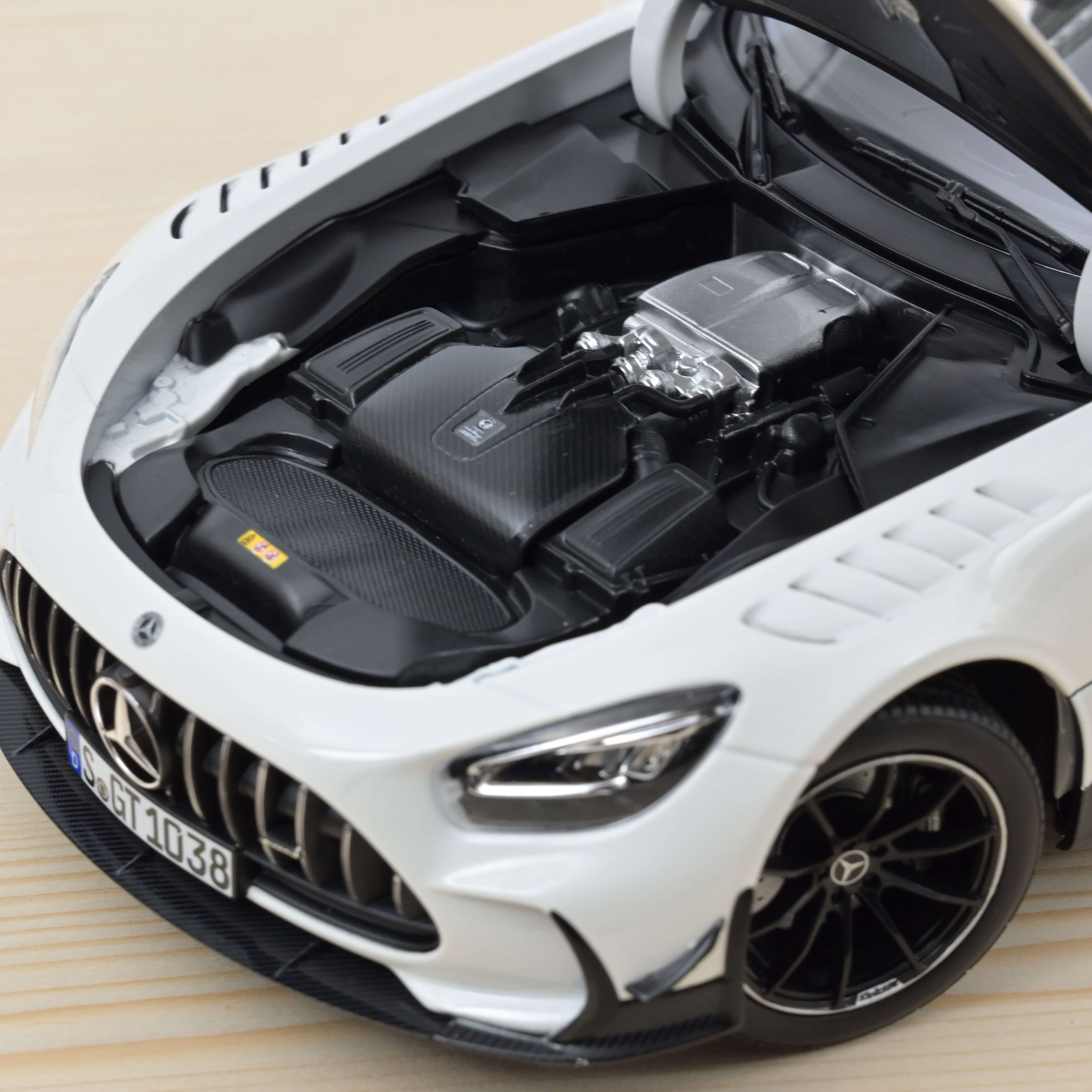 norev-mercedes-amg-gt-black-series-2021-modellino-1-18-bianco-300-pz image 3