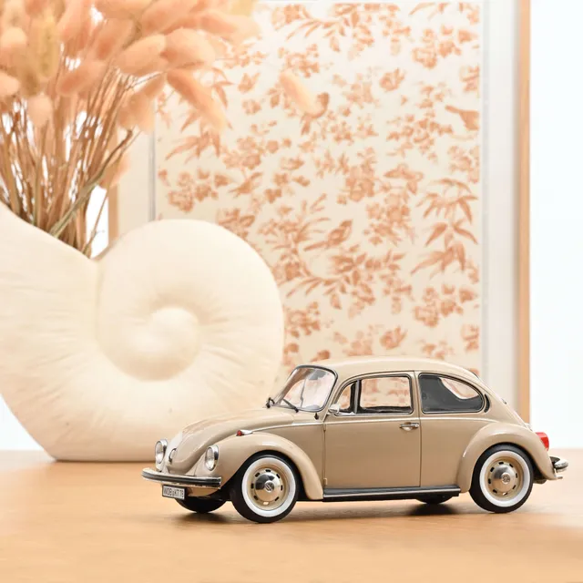 norev-vw-1303-coccinelle-1973-beige-sahara-1-18-modellino-auto-d-epoca image 1
