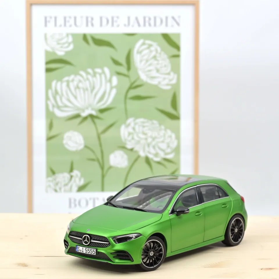 norev-mercedes-benz-classe-a-amg-line-2018-verde-metallizzato-1-18-200-pz image 1