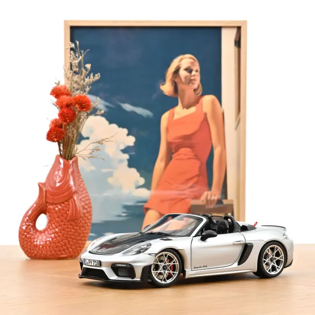 norev-porsche-718-spyder-rs-pack-weissach-2023-modellino-auto-1-18-argento-gt-me image 1