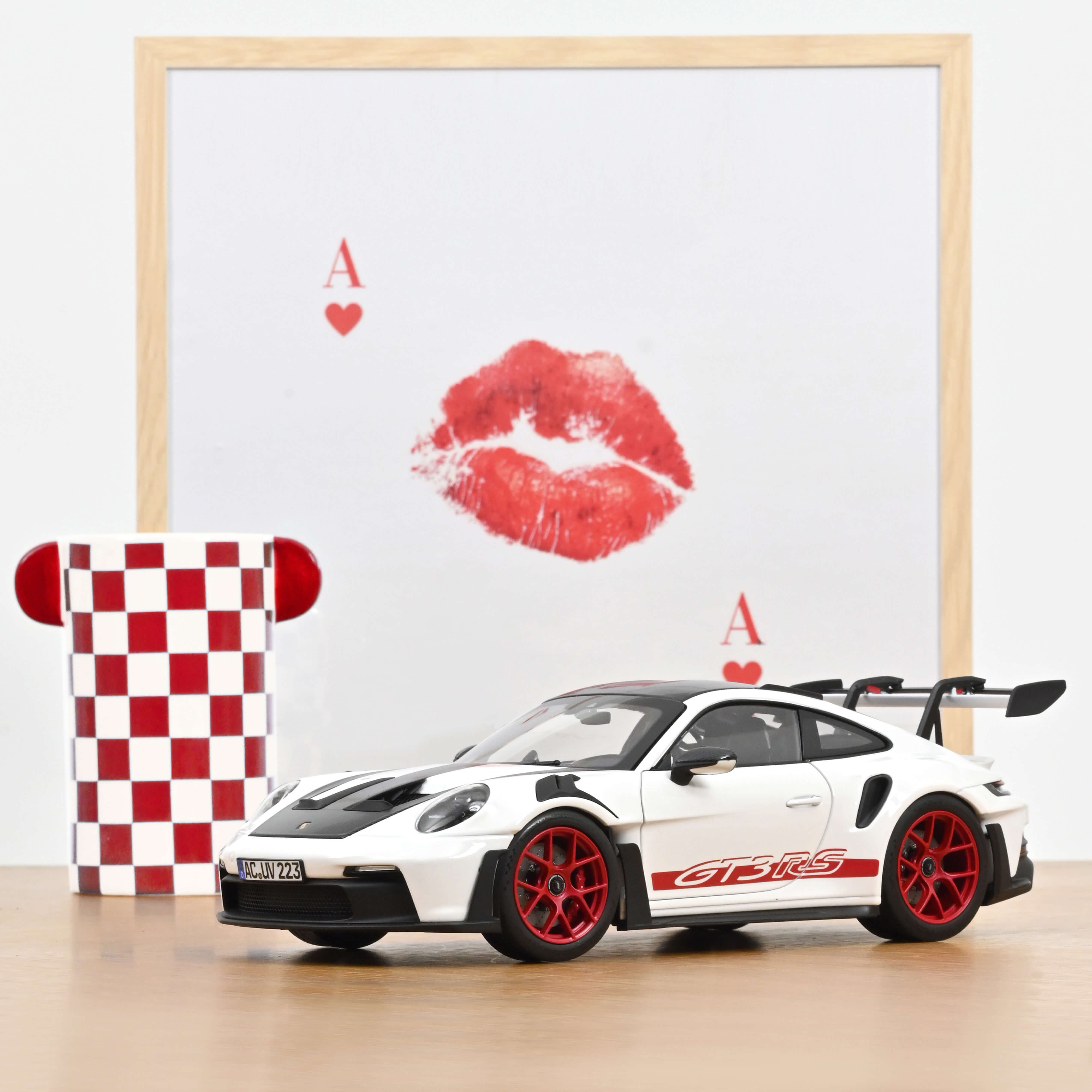 norev-porsche-911-gt3-rs-pack-weissach-2022-modellino-1-18-bianco-rosso-pyro image 1