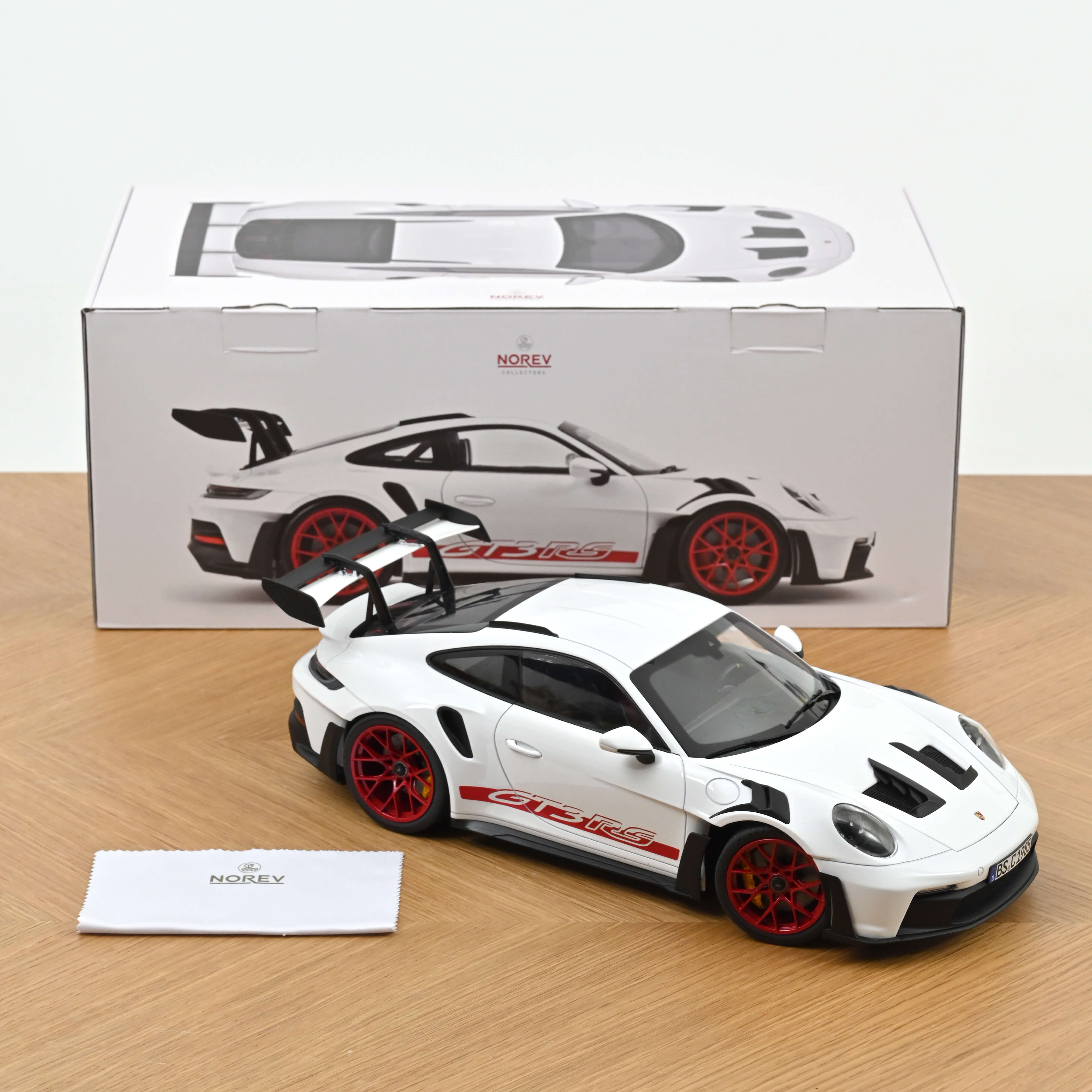 norev-porsche-911-gt3-rs-992-2022-modellino-auto-1-12-bianco-con-rosso-pyro image 6