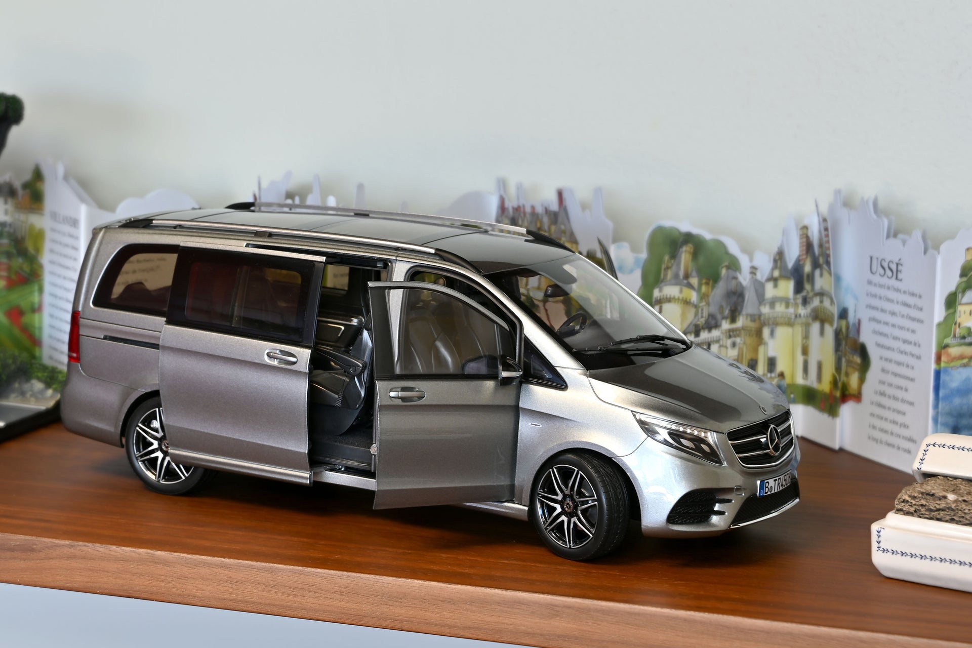 norev-mercedes-benz-v-class-2018-automodello-1-18-grigio-metallizzato image 1