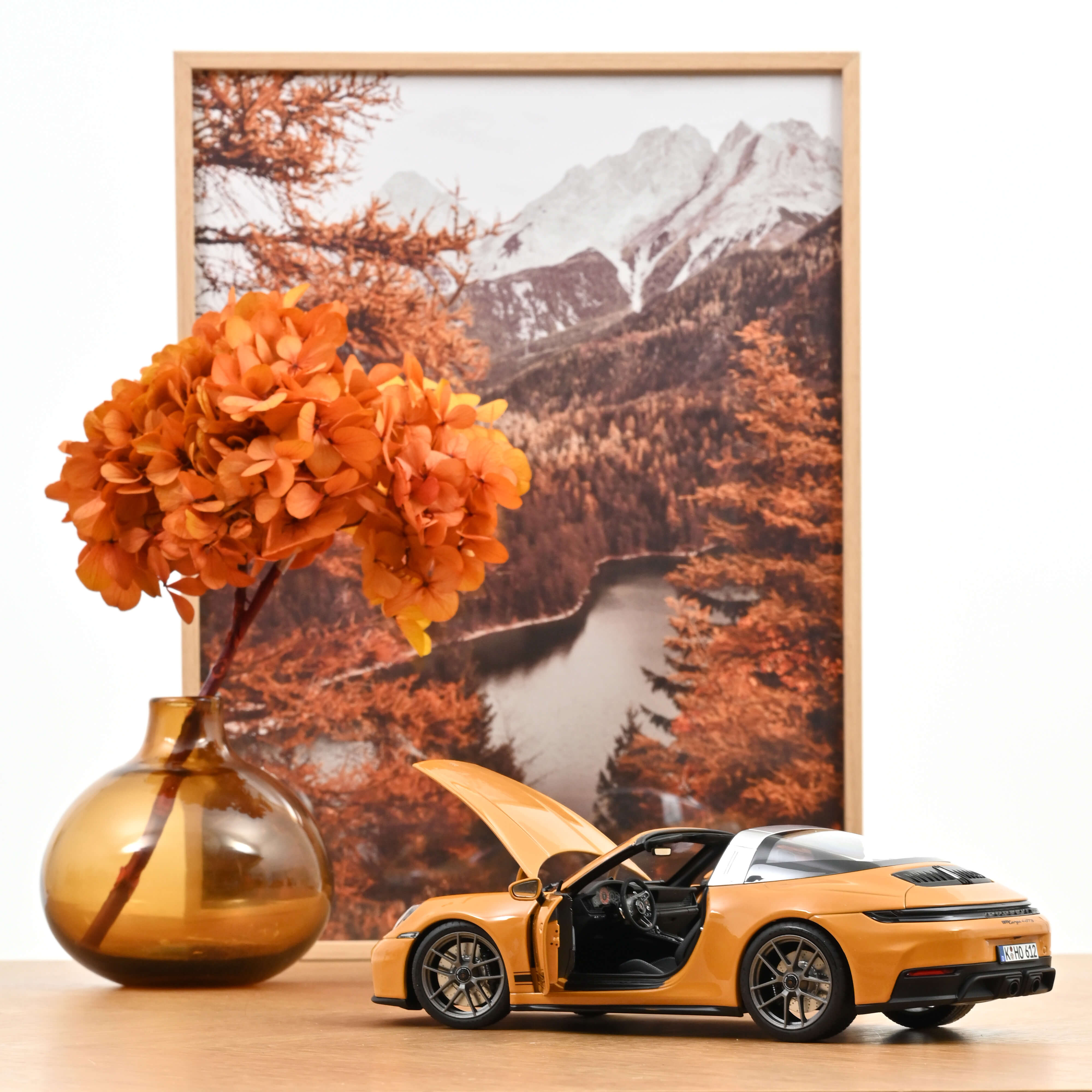 norev-porsche-911-targa-4-gts-992-2-1-18-modellino-giallo-bahama image 3