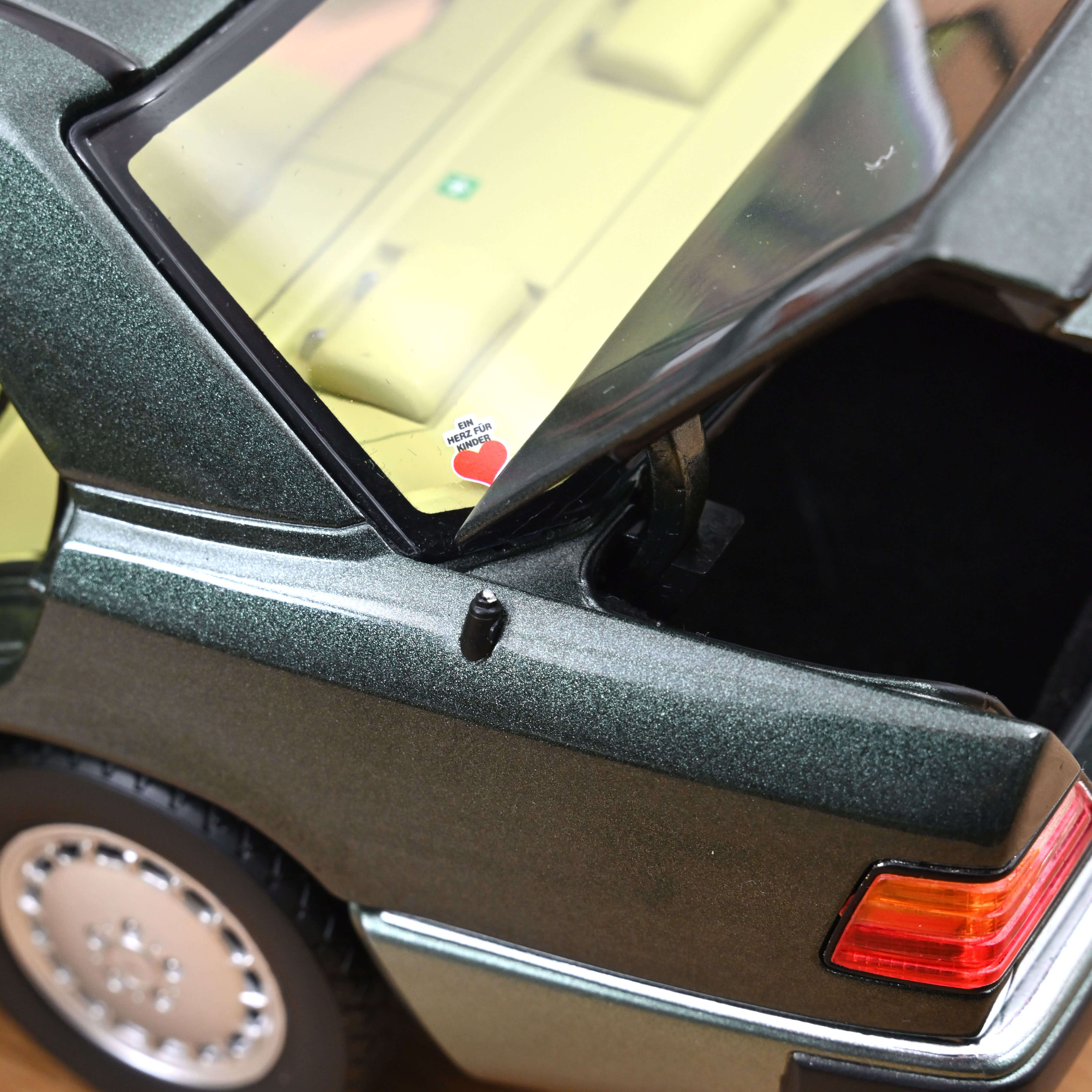 norev-mercedes-benz-230-e-1990-verde-notte-metallizzato-1-18 image 6