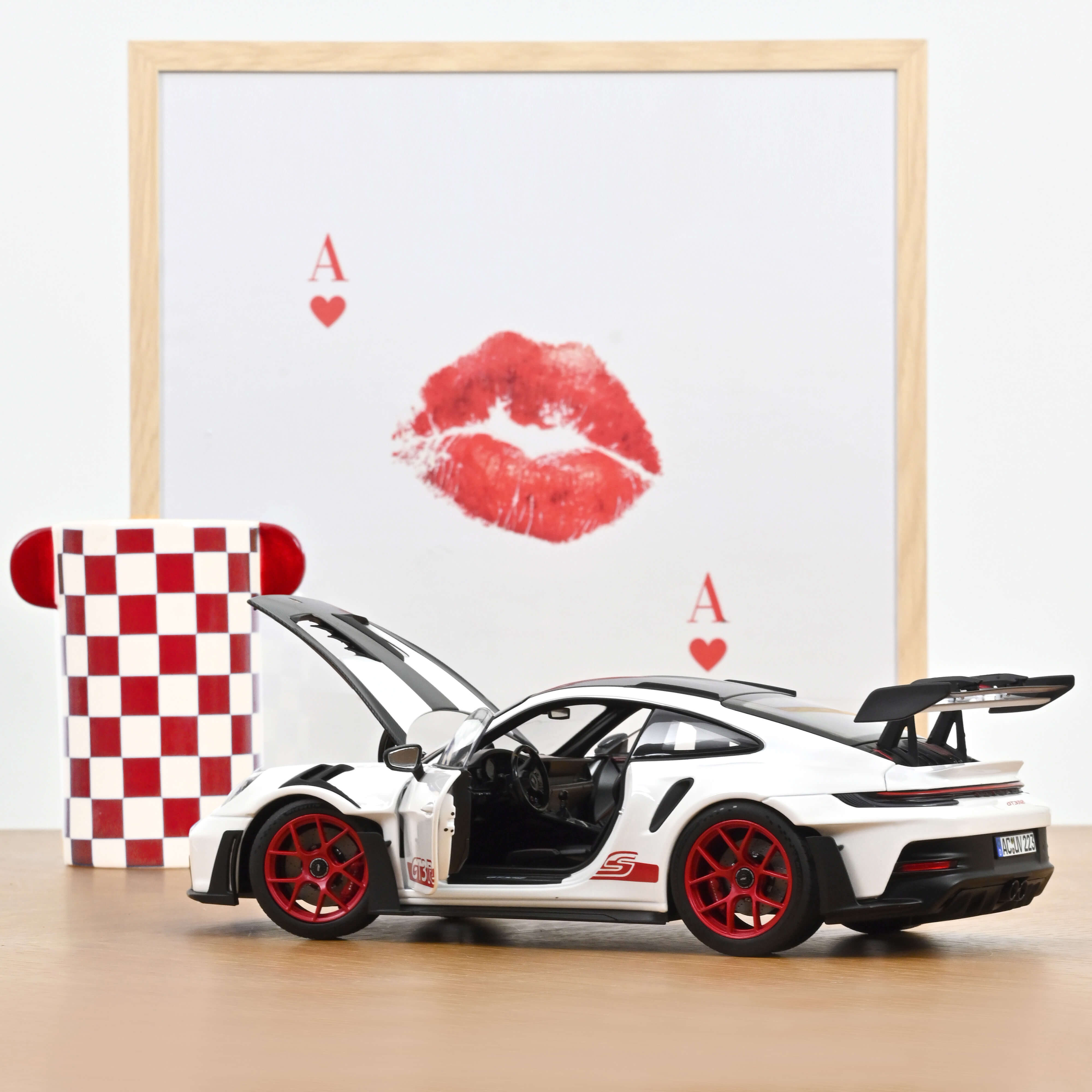 norev-porsche-911-gt3-rs-pack-weissach-2022-modellino-1-18-bianco-rosso-pyro image 2